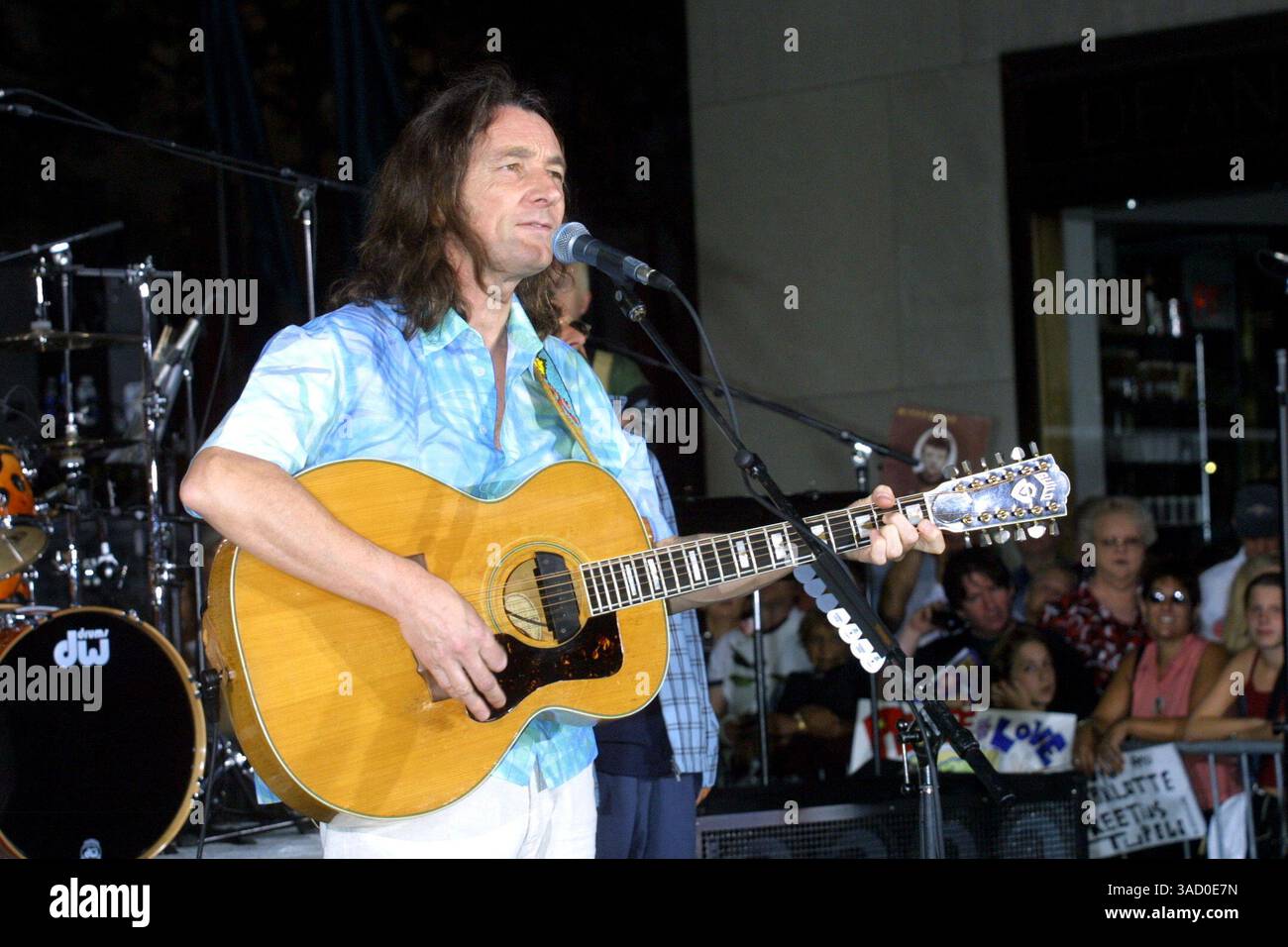 August 2001; New York, NY, USA; 'Supertramp' ROGER HODGSON tritt als Teil der Ringo Starr & His All Star Band Performance bei NBC's 'Today' Summer Concert Series auf, die am Rockefeller Plaza stattfindet. (Bild: Nancy Kaszerman/ZUMAPRESS.com) Stockfoto