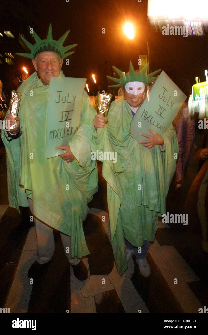 Oktober 31, 2001; New York, NY, USA; zwei Freiheitsfrauen, obwohl eine ein Mann ist, der als FREIHEITSSTATUE gekleidet ist, mit Schildern mit der Aufschrift 'July IV MDCCLXXVI' @ the NYC Halloween Parade. (Bild: Nancy Kaszerman/ZUMAPRESS.com) Stockfoto