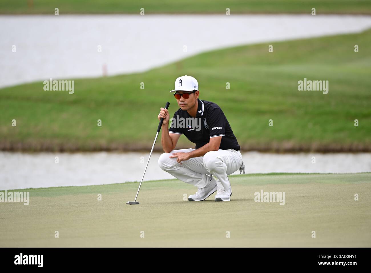 Doral, USA. April 2025. Kevin Na, Captain der Iron Heads GC, stellt am 4. April 2025 in Doral, Florida, einen Putt am ersten Tag des LIV Golf Invitational 2025 in Miami auf dem Trump National Golf Course vor. (Foto: JC Ruiz/SIPA USA) Credit: SIPA USA/Alamy Live News Stockfoto