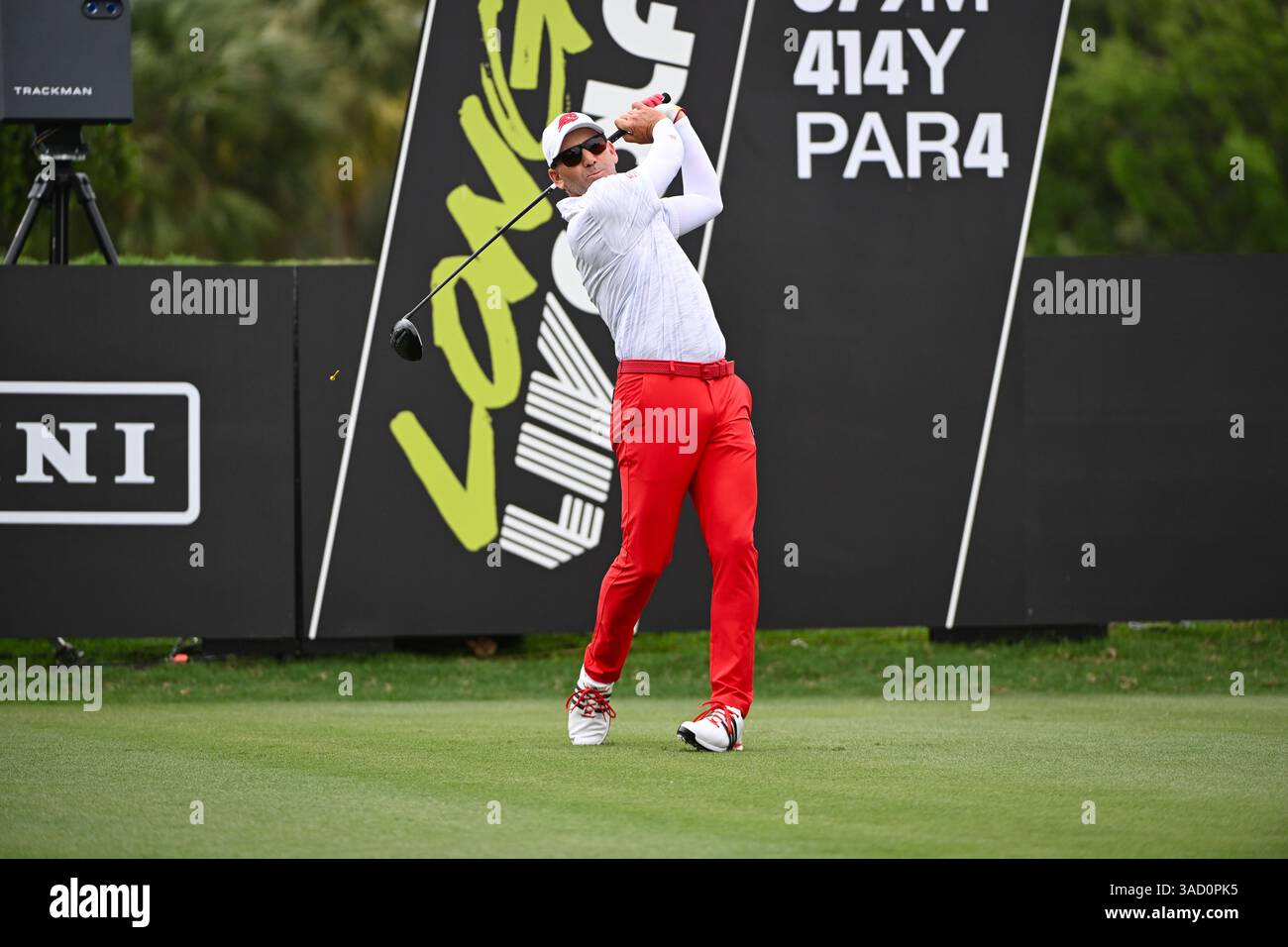 Doral, USA. April 2025. Sergio Garcia, Kapitän der Feuerbälle GC, schlägt am 4. April 2025 in Doral, Florida, am 1. Tag des LIV Golf Invitational 2025 in Miami auf dem Trump National Golf Course ab. (Foto: JC Ruiz/SIPA USA) Credit: SIPA USA/Alamy Live News Stockfoto