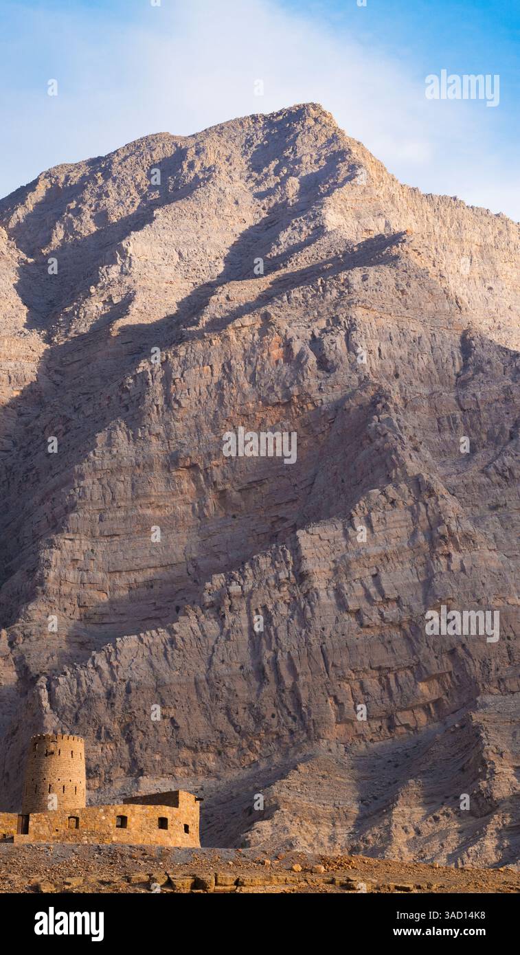 Oman: Al Qala Fort gegen den Berg in Bukha, Fischerdorf auf der Musandam Halbinsel (Ruus Al Jibal), dem nordöstlichen Punkt der Arabischen Halbinsel Stockfoto