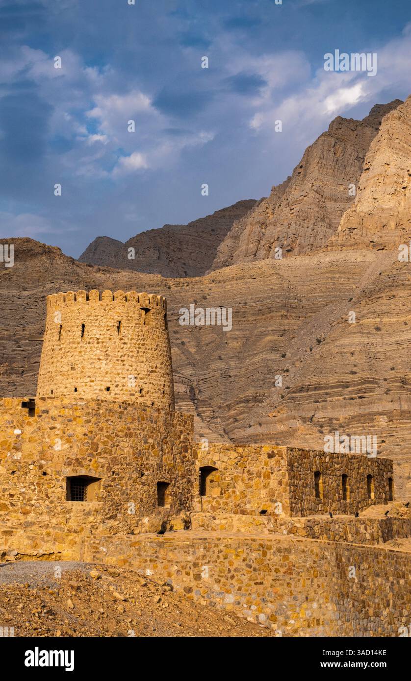 Oman: Al Qala Fort gegen den Berg in Bukha, Fischerdorf auf der Musandam Halbinsel (Ruus Al Jibal), dem nordöstlichen Punkt der Arabischen Halbinsel Stockfoto