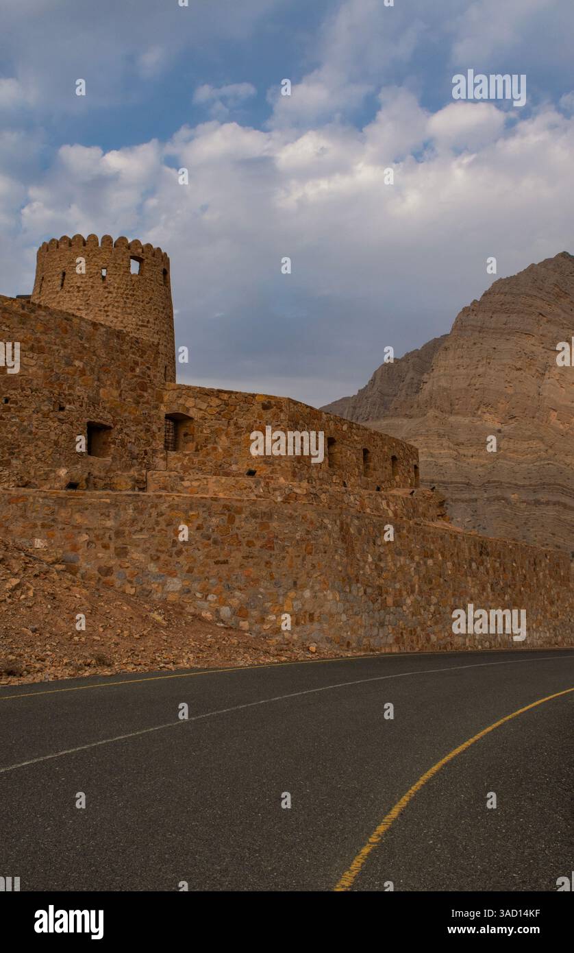 Oman: Straße und Al Qala Fort in Bukha, einem Fischerdorf auf der Musandam Halbinsel (Ruus Al Jibal), dem nordöstlichen Punkt der Arabischen Halbinsel Stockfoto