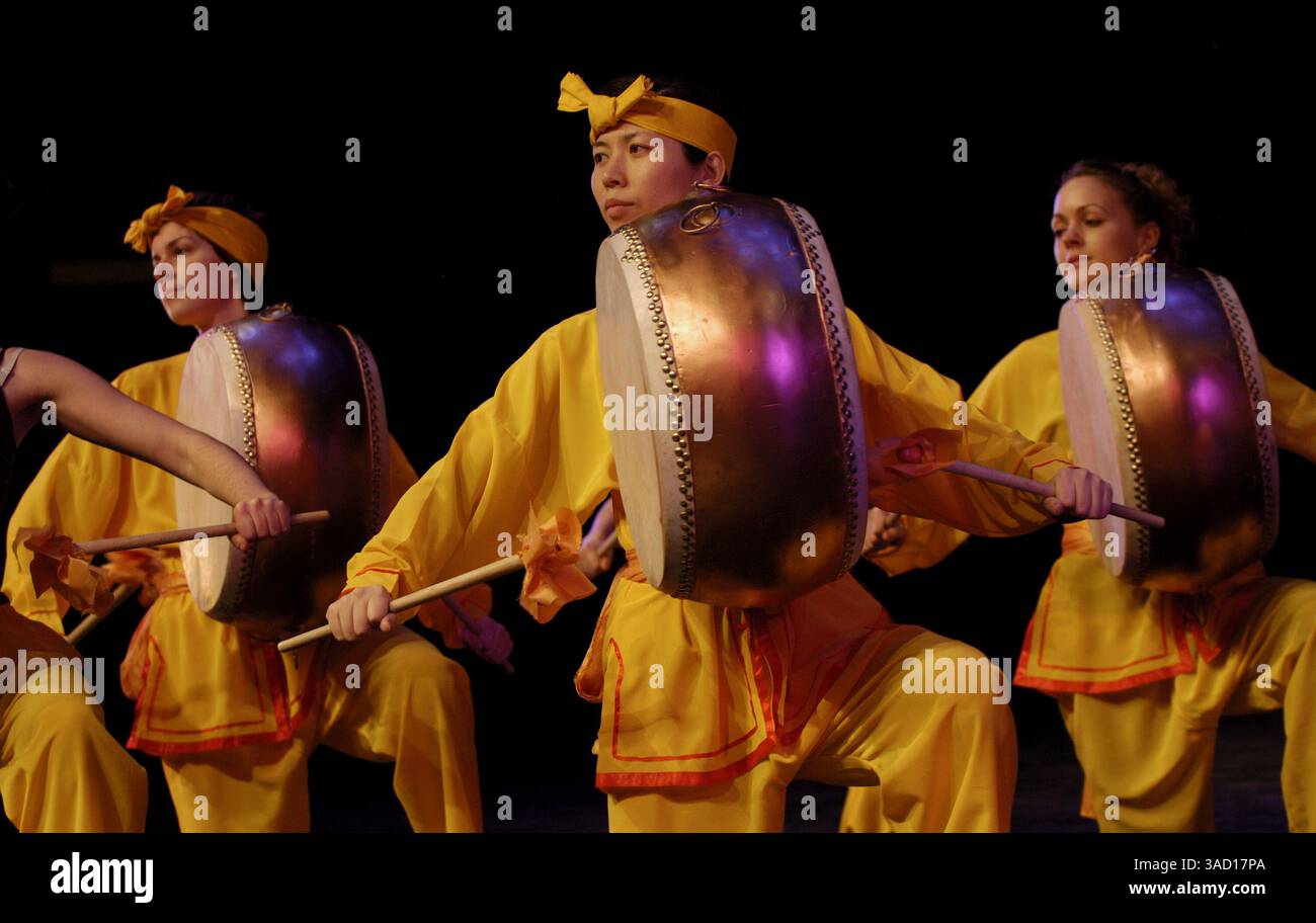 11. Februar 2006 – Los Angeles, Kalifornien, USA – Darsteller tanzen und spielen traditionelle Schlagzeug während eines Segments der Global Gala des chinesischen Neujahrs, die vom New Tang Dynasty Television am Samstag, den 11. Februar 2006 in Los Angeles, Kalifornien, USA präsentiert wurde. Die Höhepunkte der 16-Städte-Performance-Tour durch Nordamerika, Europa, Asien und Australien werden über Satelliten- und Kabelfernsehen in großen Städten auf der ganzen Welt gezeigt. (Kreditbild: © Brian Cahn/ZUMAPRESS.com) Stockfoto