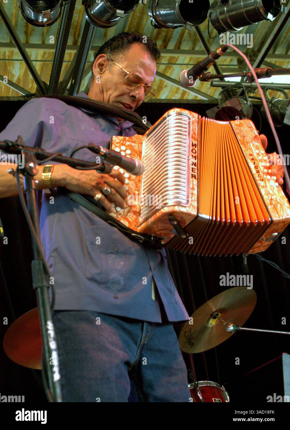 13. Mai 2006 - San Antonio, Texas, USA - der legendäre Conjunto-Spieler Santiago Jimenez, Jr. tritt am Samstag, 13. Mai 2006 beim 25. Jährlichen Tejano Conjunto Music Festival in San Antonio, Texas auf. . Conjunto-Musik begann vor mehr als 100 Jahren, als die indigene mexikanische Bevölkerung in Südtexas das lebhafte Dreiknopf-Akkordeon deutscher Siedler übernahm und es mit der spanischen 12-saitigen Bassgitarre Bajo sexto kombinierte. Conjunto-Musiker mischten europäische Rhythmen wie Polkas und Walzer mit indigenen mexikanischen Musikformen. Der Conjunto-Sound wurde von amerikanischen Big Ba beeinflusst Stockfoto