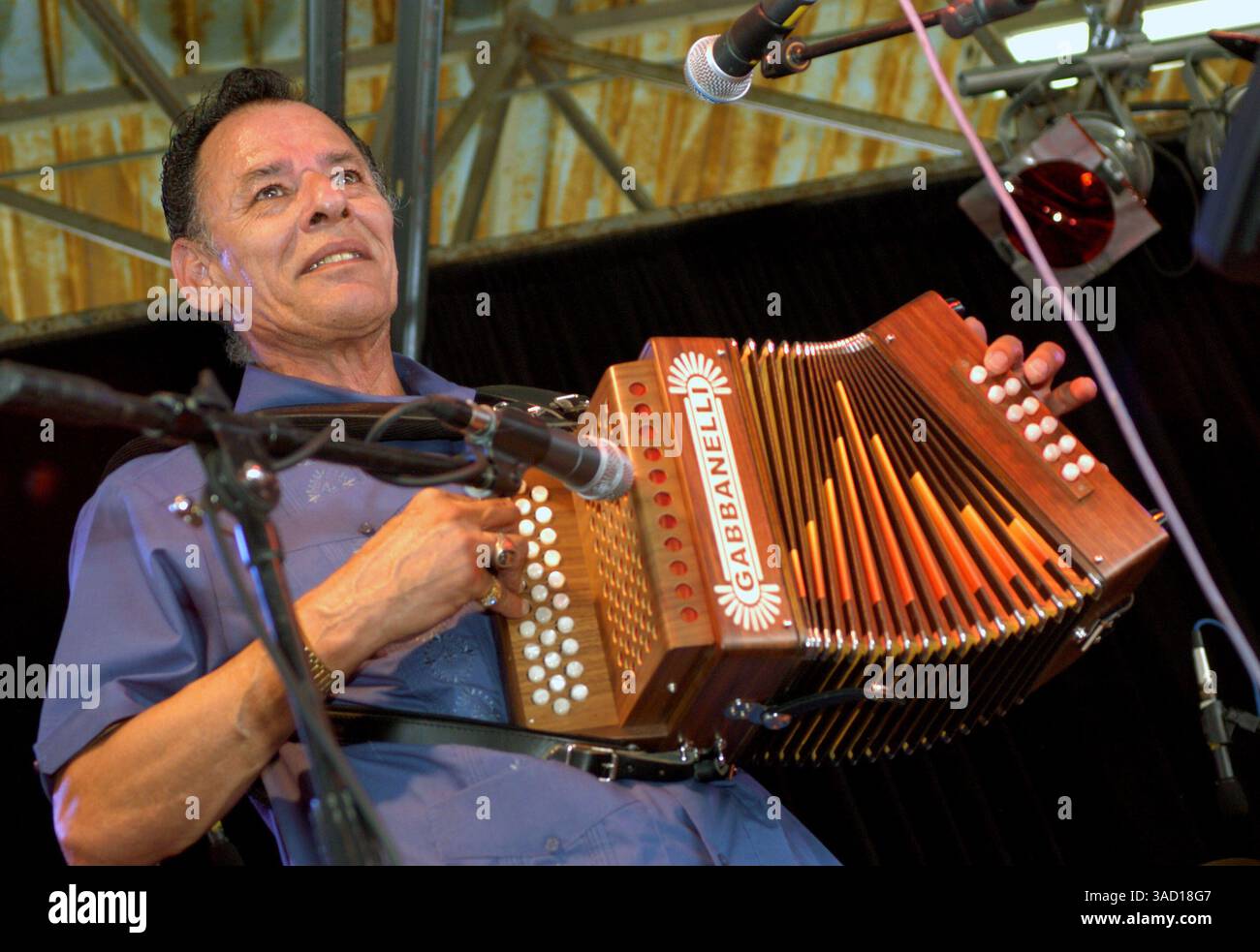 13. Mai 2006 - San Antonio, Texas, USA - der legendäre Conjunto-Spieler Santiago Jimenez, Jr. tritt am Samstag, 13. Mai 2006 beim 25. Jährlichen Tejano Conjunto Music Festival in San Antonio, Texas auf. . Conjunto-Musik begann vor mehr als 100 Jahren, als die indigene mexikanische Bevölkerung in Südtexas das lebhafte Dreiknopf-Akkordeon deutscher Siedler übernahm und es mit der spanischen 12-saitigen Bassgitarre Bajo sexto kombinierte. Conjunto-Musiker mischten europäische Rhythmen wie Polkas und Walzer mit indigenen mexikanischen Musikformen. Der Conjunto-Sound wurde von amerikanischen Big Ba beeinflusst Stockfoto