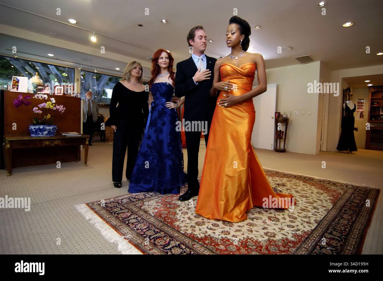15. Februar 2007 - Brentwood, Kalifornien, USA - von links nach rechts posieren Couturier Simin, Schauspielerin Phoebe Price, Douglas Kazanjian und Model Andrea für die Medien bei den Hochzeiten in der Grand Tradition Vorschau des teuersten Hochzeitskleides der Welt in Simin Haute Couture, am Donnerstag, 15. Februar 2007 in Brentwood, CA... das einzigartige Hochzeitskleid (nicht abgebildet), geschmückt mit Kazanjan Diamanten im Wert von schätzungsweise 5 Millionen Bros. feiert sein offizielles Debüt bei der spektakulären Bridal Show im Ritz Carlton, Marina Del Rey, CA am Sonntag, den 18. Februar. (Kreditbild: © Brian Cahn/ZUMAPRESS.com) Stockfoto