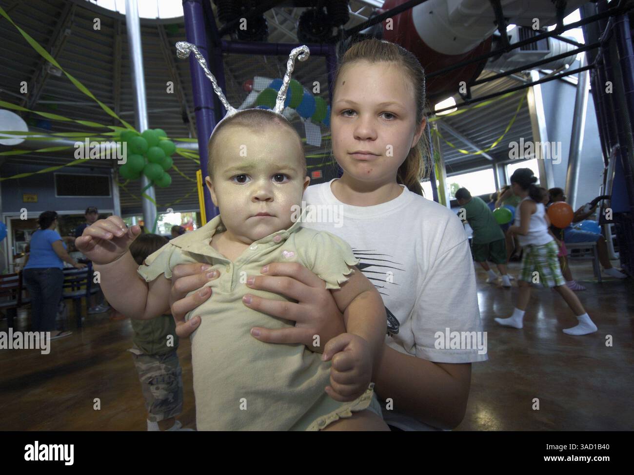 Juli 2007 - Roswell, New Mexico, USA - Rebecca Jensen, 12 Jahre alt, und ihre Schwester Kennedy Jensen, 15 Monate vor Beginn des Kinderkostümwettbewerbs im McDonald's Restaurant am Donnerstag, 5. Juli 2007 in Roswell, New Mexico. .2007 jährt sich zum 60. Jahrestag des Roswell-Vorfalls, der angeblichen Entdeckung einer abgestürzten fliegenden Untertasse 30 Meilen nördlich der Innenstadt von Roswell durch den Rancher W. „Mac“ Brazel und der mutmaßlichen „Vertuschung“ durch das US-Militär, die die Überreste an der Absturzstelle offiziell als „einen streng geheimen Wetterballon“ bezeichnete. Das Roswell-Festival, mit einer ganzen Reihe von Elementen Stockfoto