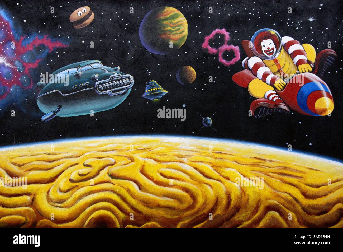 Juli 2007 - Roswell, New Mexico, USA - Ein Wandbild vor dem McDonald's Restaurant beim 13. Jährlichen Roswell UFO Festival am Mittwoch, 4. Juli 2007 in Roswell, New Mexico. .2007 jährt sich zum 60. Jahrestag des Roswell-Vorfalls, der angeblichen Entdeckung einer abgestürzten fliegenden Untertasse 30 Meilen nördlich der Innenstadt von Roswell durch den Rancher W. „Mac“ Brazel und der mutmaßlichen „Vertuschung“ durch das US-Militär, die die Überreste an der Absturzstelle offiziell als „einen streng geheimen Wetterballon“ bezeichnete. ..das Roswell-Festival, mit Elementen, die Touristen und wahre Gläubige gleichermaßen ansprechen, f Stockfoto