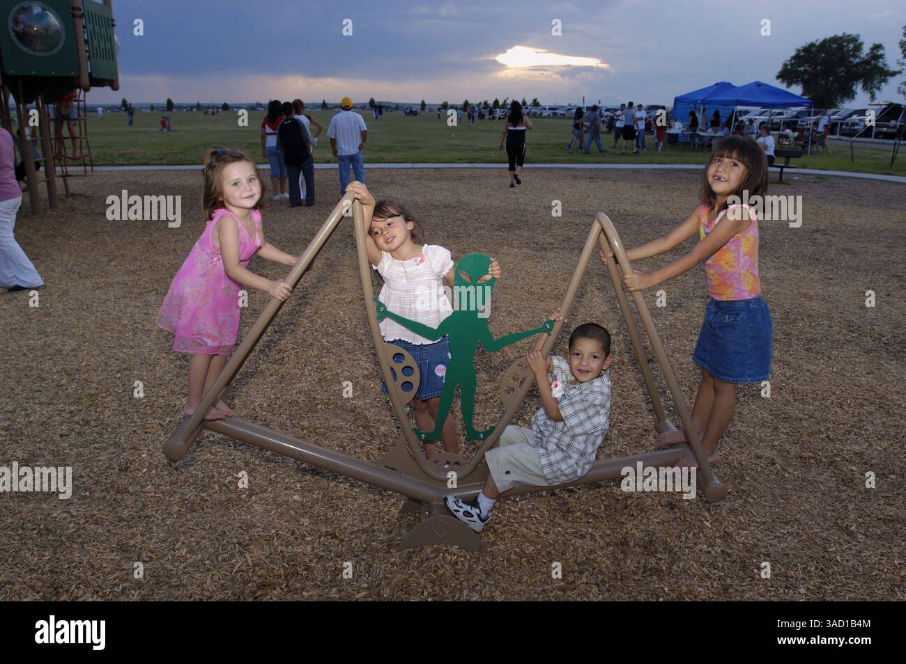 Juli 2007 - Roswell, New Mexico, USA - Kinder spielen auf einem außerirdischen Apparat, bevor am Mittwoch, den 4. Juli 2007 in Roswell, New Mexico, das Feuerwerk am Fouth of July im Cielo Grande Recreation Area gezeigt wird. .2007 jährt sich zum 60. Jahrestag des Roswell-Vorfalls, der angeblichen Entdeckung einer abgestürzten fliegenden Untertasse 30 Meilen nördlich der Innenstadt von Roswell durch den Rancher W. „Mac“ Brazel und der mutmaßlichen „Vertuschung“ durch das US-Militär, die die Überreste an der Absturzstelle offiziell als „einen streng geheimen Wetterballon“ bezeichnete. Das Roswell UFO Festival mit Elementen, die die Tour anregen Stockfoto