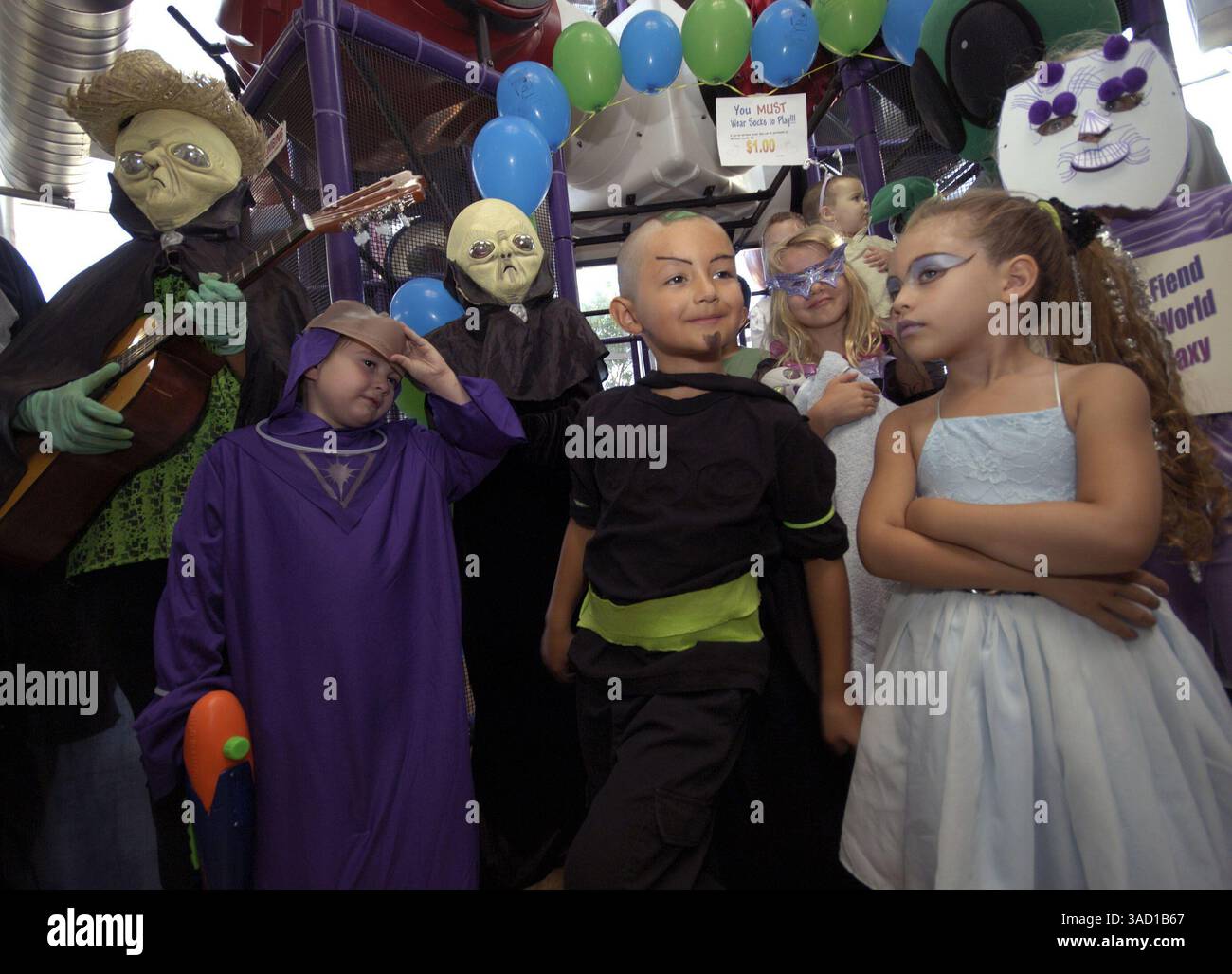 Juli 2007 - Roswell, New Mexico, USA - der Kinderkostümwettbewerb in McDonald's Restaurant am Donnerstag, 5. Juli 2007 in Roswell, New Mexico. .2007 jährt sich zum 60. Jahrestag des Roswell-Vorfalls, der angeblichen Entdeckung einer abgestürzten fliegenden Untertasse 30 Meilen nördlich der Innenstadt von Roswell durch den Rancher W. „Mac“ Brazel und der mutmaßlichen „Vertuschung“ durch das US-Militär, die die Überreste an der Absturzstelle offiziell als „einen streng geheimen Wetterballon“ bezeichnete. Das Roswell-Festival mit einer Reihe von Elementen, die Touristen und Gläubige gleichermaßen ansprechen, zeigt ein Alien-Kostüm c Stockfoto