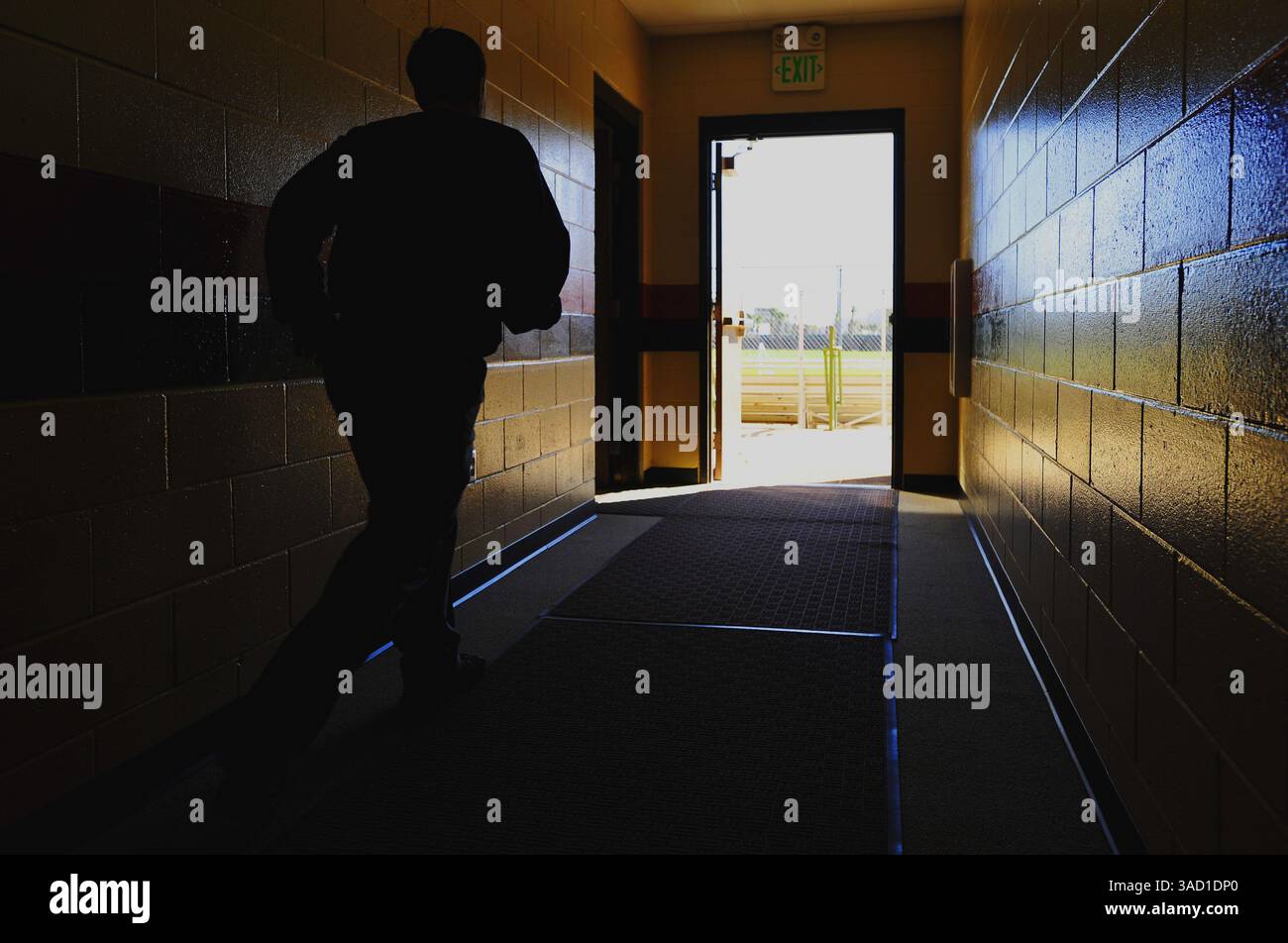 22. Januar 2008 - Kissimmee, Florida, USA - Ein Student reist am Montag, 21. Januar 2008 in der Jim Evans Academy of Professional Umpiring im Osceola County Stadium and Sports Complex in Kissimmee, Florida, auf das Feld. Während eines 5-wöchigen professionellen Kurses mit Unterrichtseinheiten und Übungen vor Ort durch ein Team unter der Leitung des ehemaligen American League Crew Chief Jim Evans werden die Schüler die Grundlagen und die Feinheiten des Schiedsrichters vermittelt, wobei der Schwerpunkt auf der richtigen Mechanik, der Signalgebung, der Kommunikation und der Anwendung der Regeln liegt. Von den 125 Studenten, die die Akademie besuchen, werden 25 ausgewählt Stockfoto