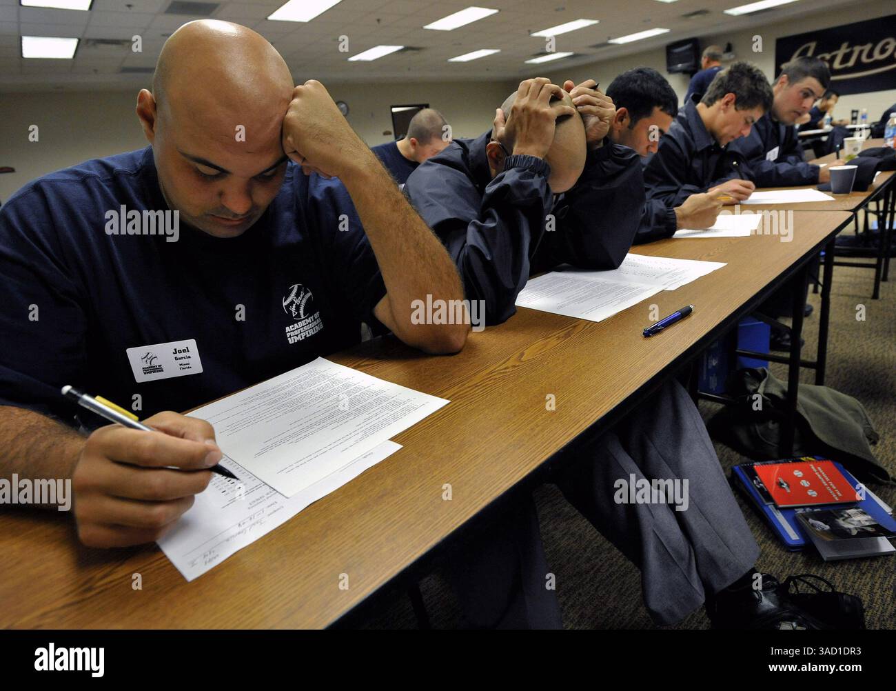 22. Januar 2008 - Kissimmee, Florida, USA - Studenten machen am Mittwoch, 16. Januar 2008 eine Prüfung an der Jim Evans Academy of Professional Umpiring im Osceola County Stadium and Sports Complex in Kissimmee, Florida. Während eines 5-wöchigen professionellen Kurses mit Unterrichtseinheiten und Übungen vor Ort durch ein Team unter der Leitung des ehemaligen American League Crew Chief Jim Evans werden die Schüler die Grundlagen und die Feinheiten des Schiedsrichters vermittelt, wobei der Schwerpunkt auf der richtigen Mechanik, der Signalgebung, der Kommunikation und der Anwendung der Regeln liegt. Von den 125 Studenten, die die Akademie besuchen, werden 25 nach dem Abschluss ausgewählt Stockfoto