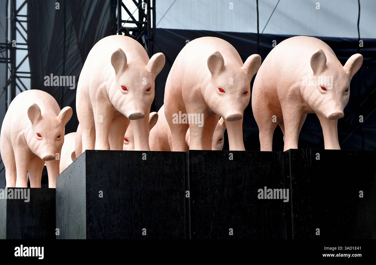 17. Mai 2008 – Memphis, Tennessee, USA – Dekorative Schweine zieren die Hauptbühne des 31. Jährlichen Barbeque-Kochwettbewerbs in Memphis, TN, am Donnerstag, den 15. Mai 2008. Über 250 Grillteams aus 20 staaten und vier Ländern traten dieses Jahr in den Divisionen Rib, Whole Hog, Shoulder, Patio Porkers, Hot Wing, alles außer, Baked Beans und Sauce für über 0.000 Bargeld und Preise und, was am wichtigsten ist, ernsthafte Prahlerrechte an. (Kreditbild: © Brian Cahn/ZUMAPRESS.com) Stockfoto