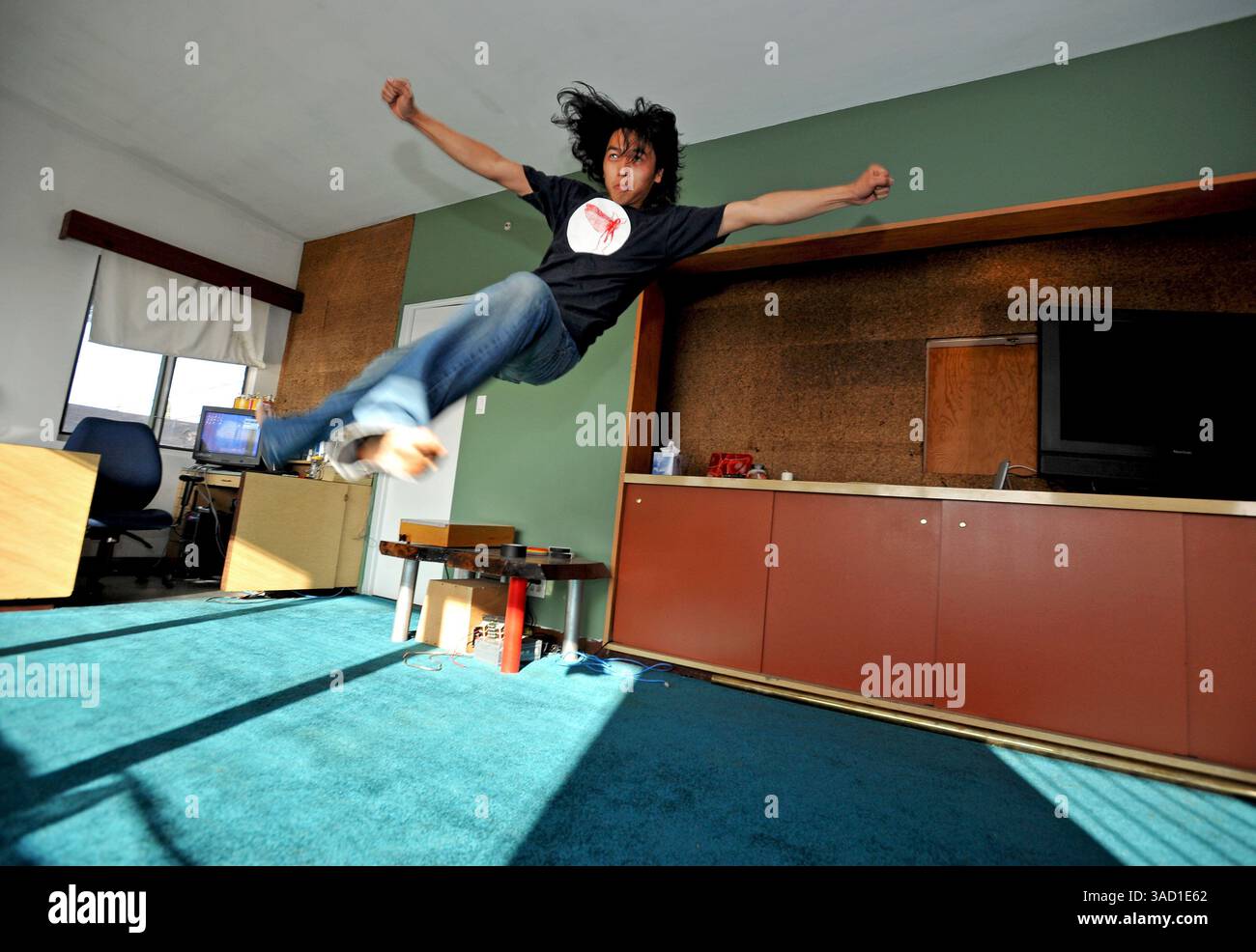 26. Juni 2008 – Los Angeles, Kalifornien, USA – die 2005 United States Air Guitar Champion und Air Guitar Hall of Fame-Mitglied Fatima Hoang, auch bekannt als „The Rockness Monster“, praktiziert zu Hause bei den Cuervo Black US Air Guitar Championships 2008/Los Angeles Regional im berühmten Troubadour Club in West Hollywood, KALIFORNIEN am Montag, 23. Juni 2008. (Kreditbild: © Brian Cahn/ZUMAPRESS.com) Stockfoto