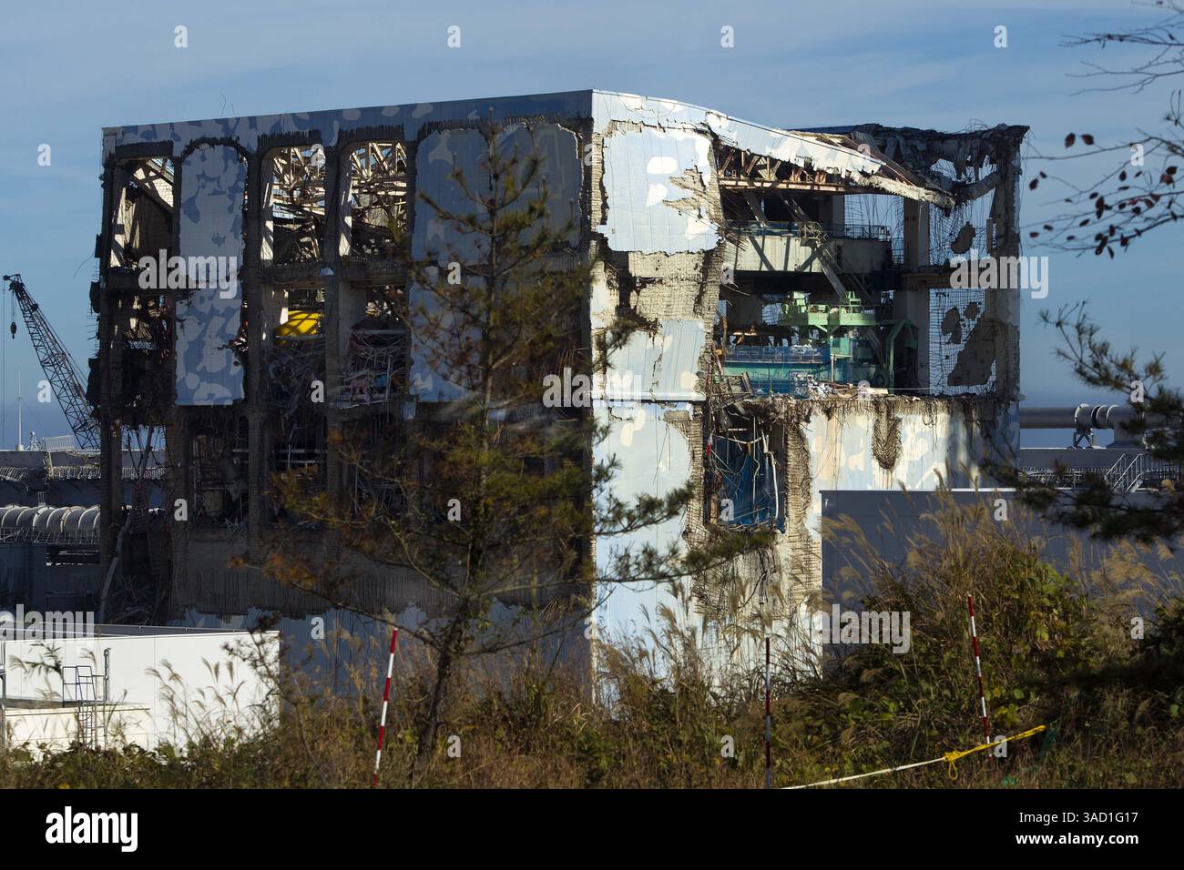 12. November 2011 - Tokio, Japan - das kaputte Kernkraftwerk Fukushima Dai-ichi ist durch ein Busfenster in Okuma, Japan, am Samstag, 12. November 2011 zu sehen. Die Medien, die zum ersten Mal in Japans durch Tsunami geschädigtes Kernkraftwerk eingelassen haben, erlebten Samstag eine beeindruckende Szene der Verwüstung: Verdrehte und umgekippte Fahrzeuge, zerbröckelnde Reaktorgebäude und Schutthaufen, die seit der Welle vor mehr als acht Monaten praktisch unberührt blieben. (Kreditbild: © David Guttenfelder-Pool/Jana Press/ZUMAPRESS.com) Stockfoto