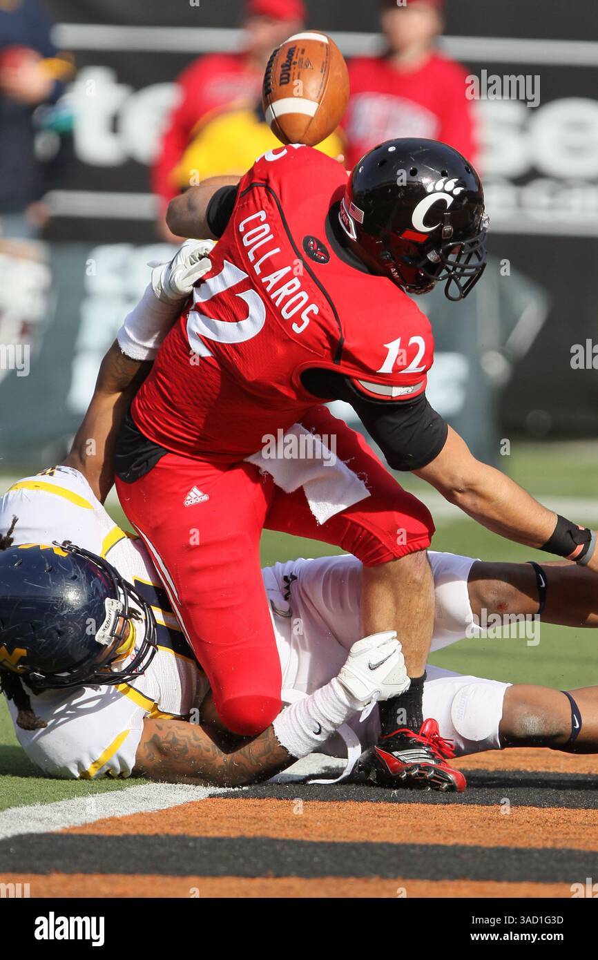 November 2011 - Cincinnati, Ohio, USA Der Quarterback Zach Collaros (12) wird von den West Virginia Mountaineers Defensive End Bruce Irvin (11) im NCAA-Football-Spiel zwischen den West Virginia Mountaineers und den Cincinnati Bearcats in Cincinnati, OH, bekämpft. Zach Collaros wurde während des Spiels verletzt und kehrt nicht zum Spiel zurück. West Virginia führt die Bearcats 17-7 in der Halbzeit an. (Bild: © Jon Longo/Southcreek/ZUMAPRESS.com) Stockfoto