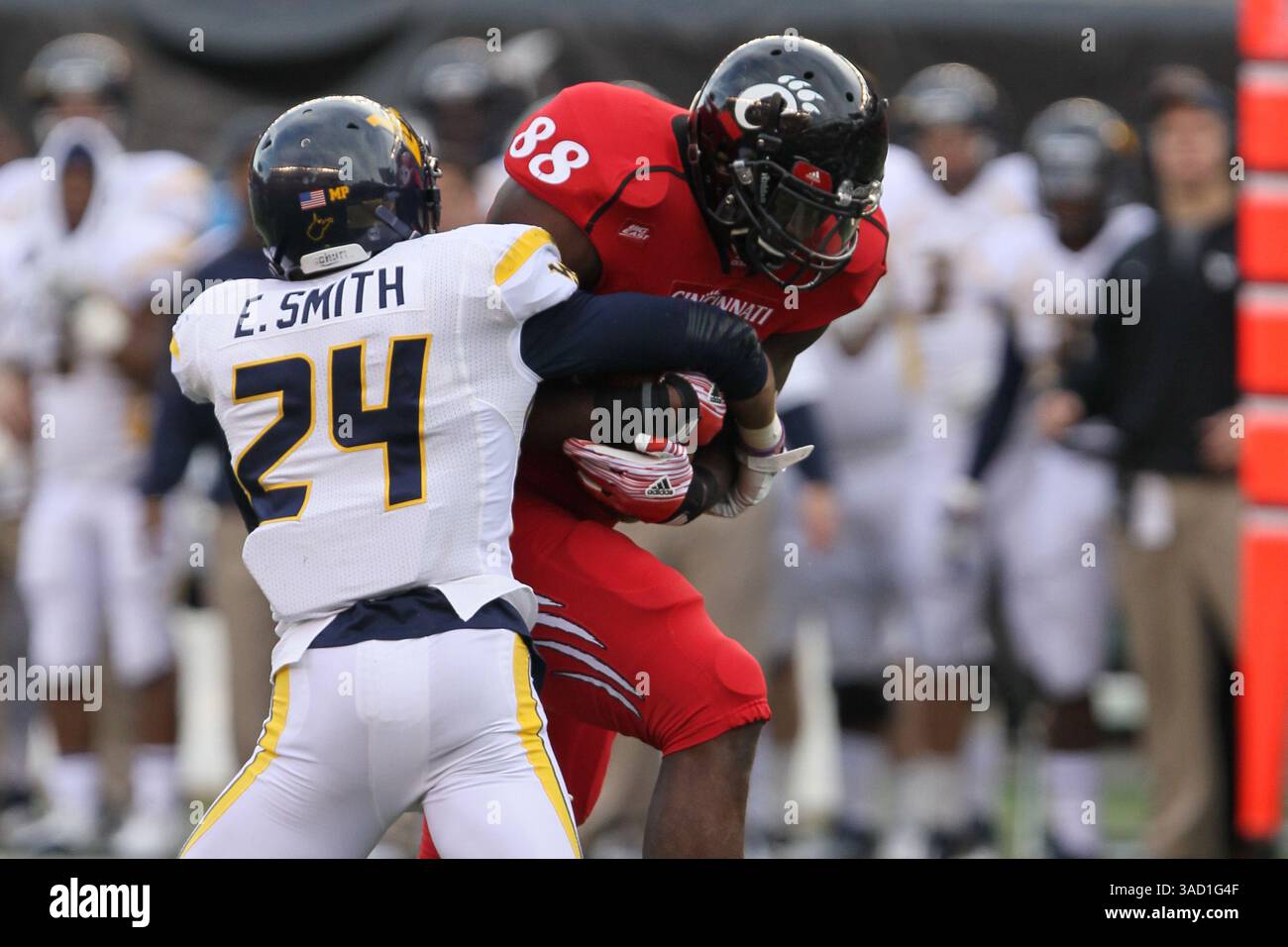 November 2011 - Cincinnati, Ohio, USA S - Cincinnati Bearcats Tight End Adrien Robinson (88) wird im NCAA-Football-Spiel zwischen den West Virginia Mountaineers und den Cincinnati Bearcats in Cincinnati, OH, von der West Virginia Mountaineers verteidigt. West Virginia besiegte die Bearcats 24-21 (Foto: © Jon Longo/Southcreek/ZUMAPRESS.com) Stockfoto