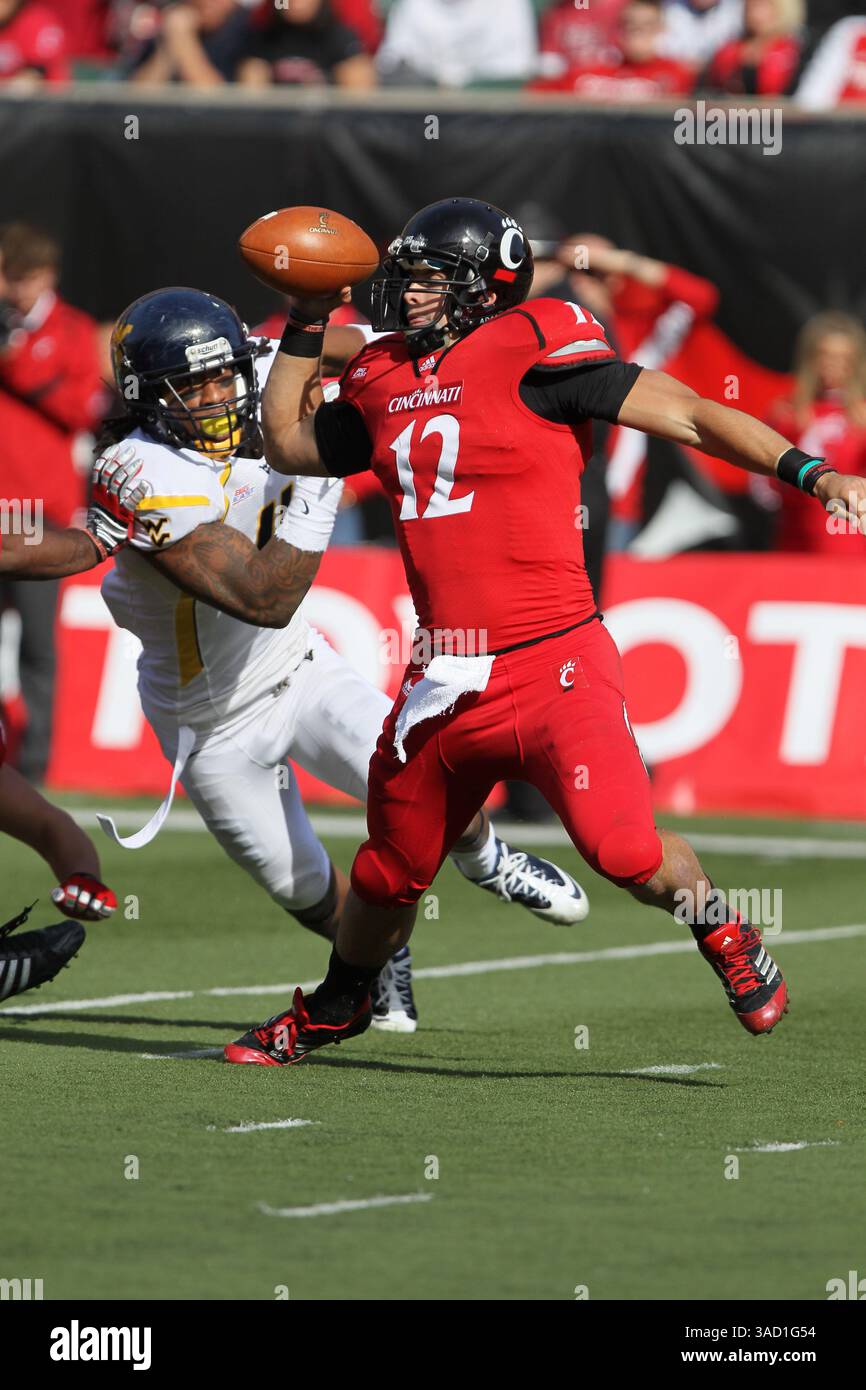 November 2011 - Cincinnati, Ohio, USA S - Cincinnati Bearcats Quarterback Zach Collaros (12) wird von West Virginia Mountaineers Defensive End Bruce Irvin (11) im NCAA-Football-Spiel zwischen den West Virginia Mountaineers und den Cincinnati Bearcats in Cincinnati, OH, verfolgt. West Virginia führt die Bearcats 17-7 in der Halbzeit an. (Bild: © Jon Longo/Southcreek/ZUMAPRESS.com) Stockfoto