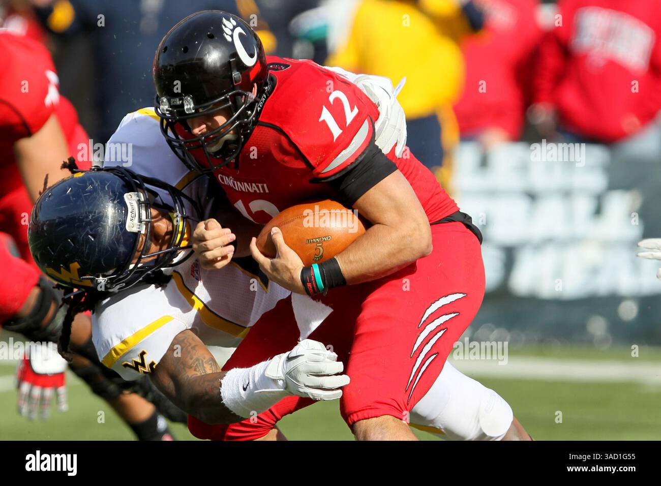 November 2011 - Cincinnati, Ohio, USA Der Quarterback Zach Collaros (12) wird von den West Virginia Mountaineers Defensive End Bruce Irvin (11) im NCAA-Football-Spiel zwischen den West Virginia Mountaineers und den Cincinnati Bearcats in Cincinnati, OH, bekämpft. West Virginia führt die Bearcats 17-7 in der Halbzeit an. (Bild: © Jon Longo/Southcreek/ZUMAPRESS.com) Stockfoto