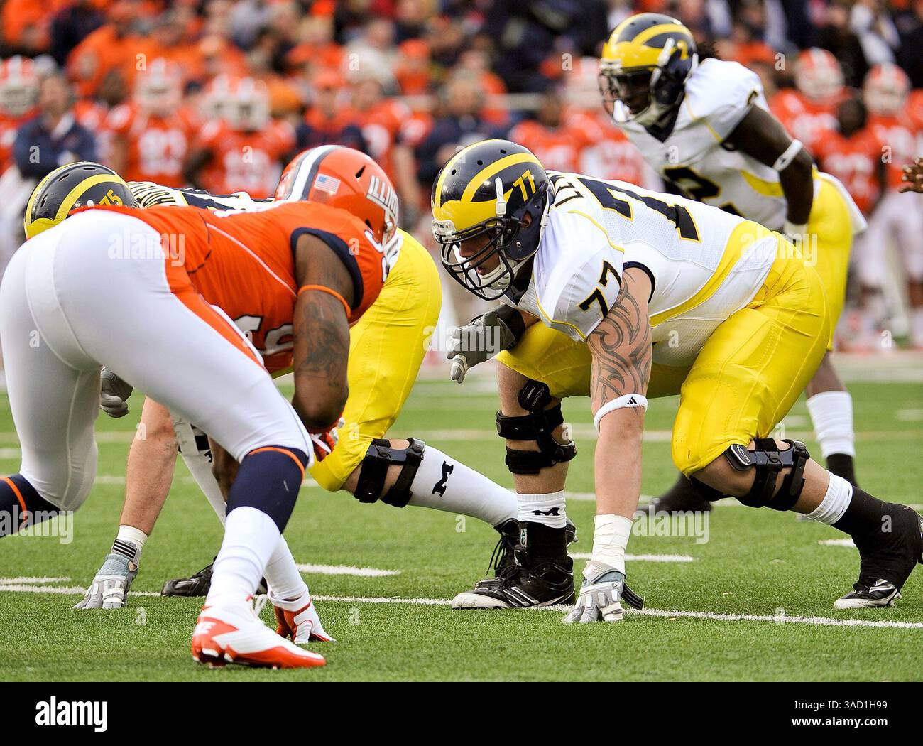 12. November 2011: Der Offensive Linesman Taylor Lewan #77 von Michigan Wolverines wartet im Memorial Stadium in Champaign, IL, auf die Action im Spiel gegen die Illinois Fighting Illini. Michigan besiegte Illinois 31-14. (Bild: © Mark J. Peters/Cal Sport Media/ZUMAPRESS.com) Stockfoto