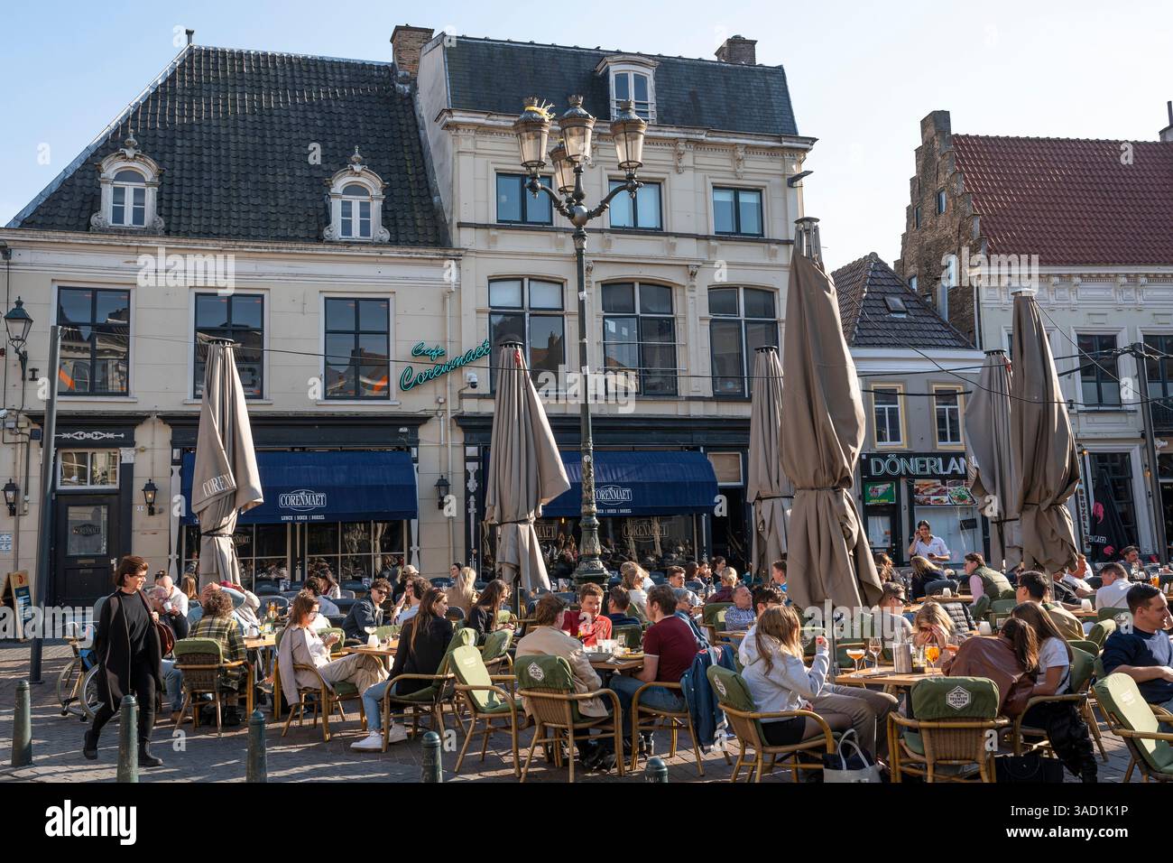 Menschen, die an einem sonnigen Frühlingstag auf der Terrasse trinken, Breda, Niederlande Stockfoto