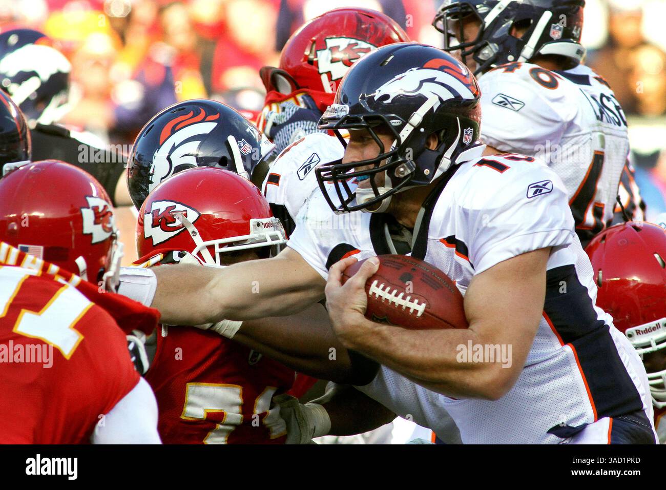 13. November 2011: Kansas City, Missouri, Vereinigte Staaten von Amerika – Denver Broncos Quarterback Tim Tebow (15) streitet in der zweiten Spielhälfte um die Yardage. Die Broncos besiegen die Chiefs 17-10 im Arrowhead Stadium. (Kreditbild: © Jacob Paulsen/Southcreek/ZUMAPRESS.com) Stockfoto
