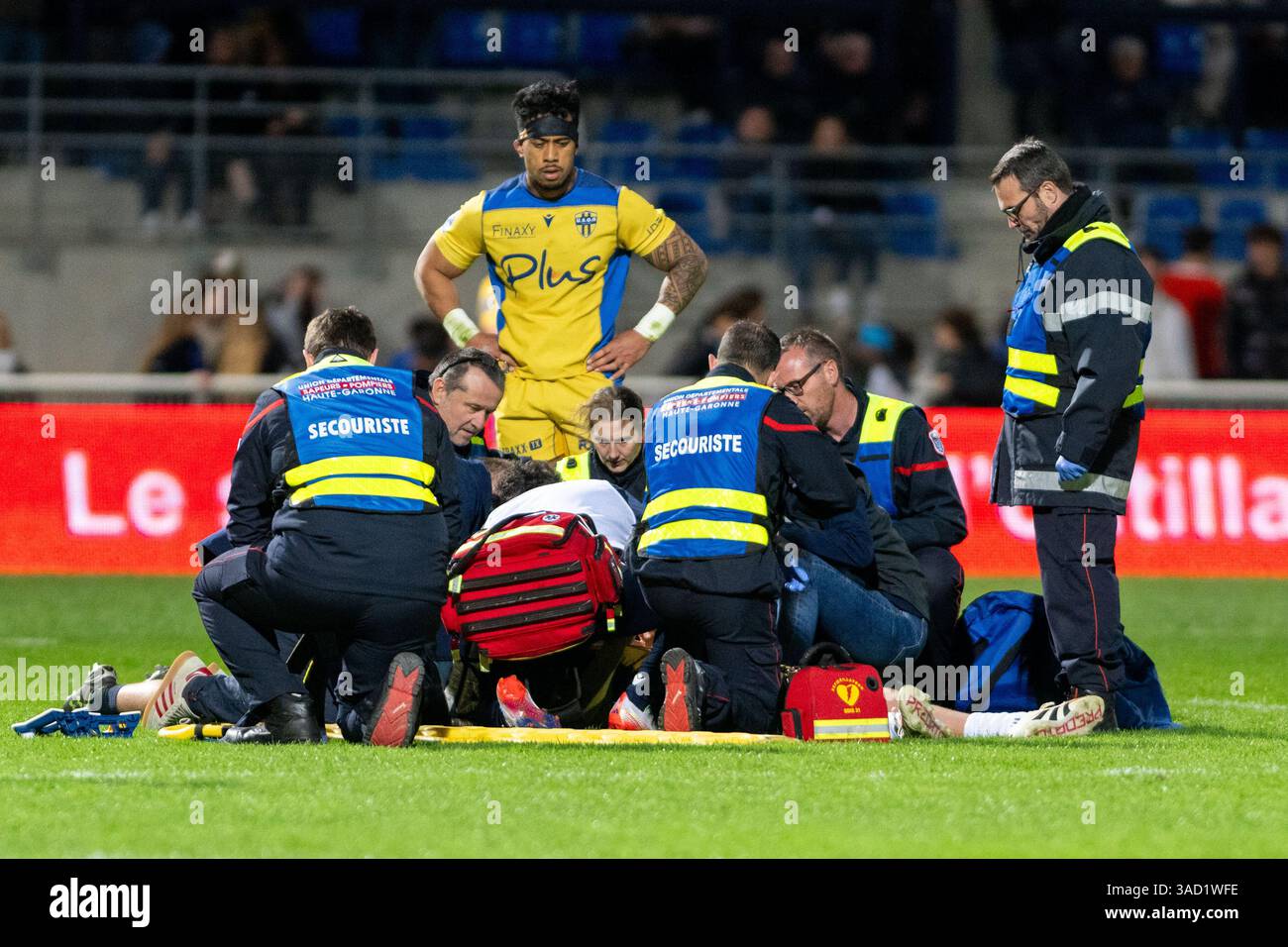 Colomiers, Frankreich. April 2025. Allgemeine Ansicht medizinische Intervention während der französischen Meisterschaft Pro D2 Rugby union Spiel zwischen Colomiers Rugby und USON Nevers Rugby am 4. April 2025 im Michel Bendichou Stadion in Colomiers, Frankreich - Foto Nathan Barange/DPPI Credit: DPPI Media/Alamy Live News Stockfoto