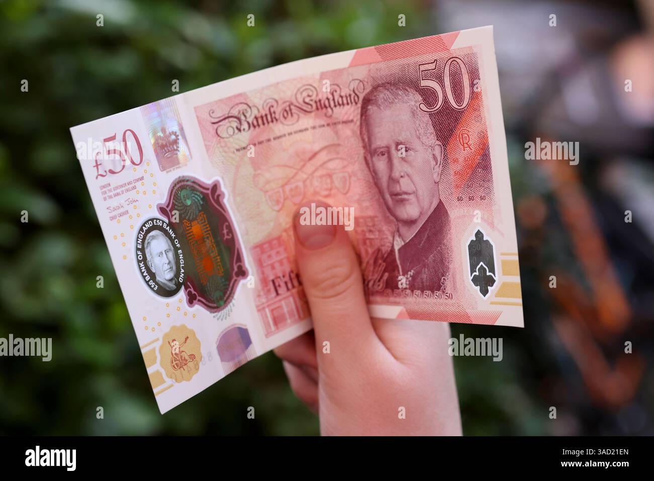 Allgemeine Ansichten einer 50-Pfund-Note mit König Charles in Chichester, West Sussex, Großbritannien. Stockfoto
