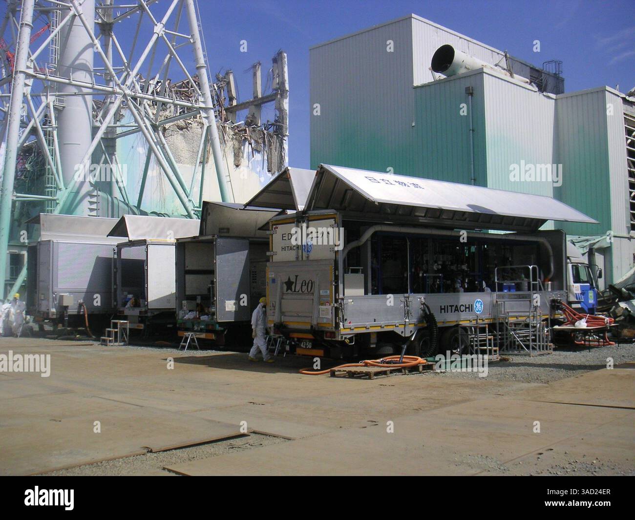 15. November 2011 - Fukushima, Japan - in diesem Handout, das am 9. November 2011 von der Tokyo Electric Power Company (TEPCO), dem Eigentümer des Kernkraftwerks Fukushima Daiichi, veröffentlicht wurde, ist die Entsalzungsanlage für den Reaktorblock 4 im Kernkraftwerk Fukushima, Japan, zu sehen. Am 8. November trat in der Entsalzungsanlage für den Pool abgebrannter Brennelemente in Block 4 eine Flüssigkeitsleckage auf. (Kreditbild: © Tepco/Jana Press/ZUMAPRESS.com) Stockfoto