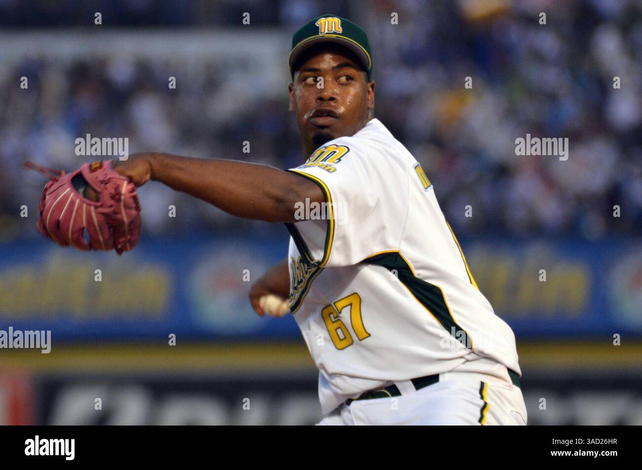 13. November 2011 - Valencia, CARABOBO, Venezuela - El pelotero Jerome Williams en el juego realizado en el estadio Jose Bernardo Perez, de la ciudad de Valencia, entre los Navegantes del Magallanes y los Leones del Caracas. VALENCIA, 13-11-2011 (JAIRO ALTUVE / EL NACIONAL). Prohibido el uso o reproducción de esta imagen en Venezuela. (Abbildung: © El Nacional/GDA/ZUMAPRESS.com) Stockfoto