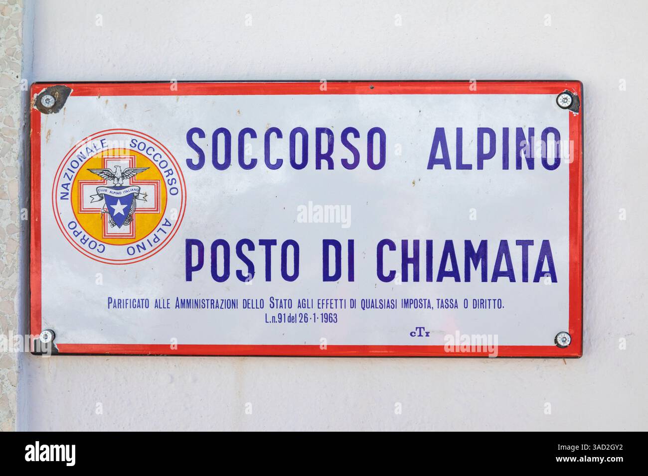 Alpiner Rettungstisch vor der Schutzhütte Scarpa/Gurekian, Dolomiti Agordine, Monte Agner, Provinz Belluno, Veneto, Italien Stockfoto