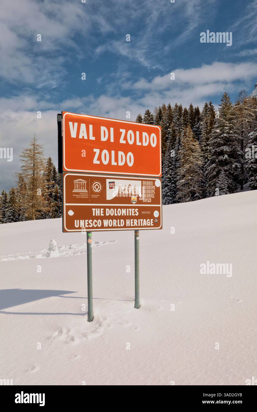 Städtisches Grenzschild mit UNESCO-Weltkulturerbe-Logo, markiert den Eingang zu den Dolomiten, einem geschützten kulturellen und natürlichen Wahrzeichen, Provinz Belluno, Venetien, Italien Stockfoto