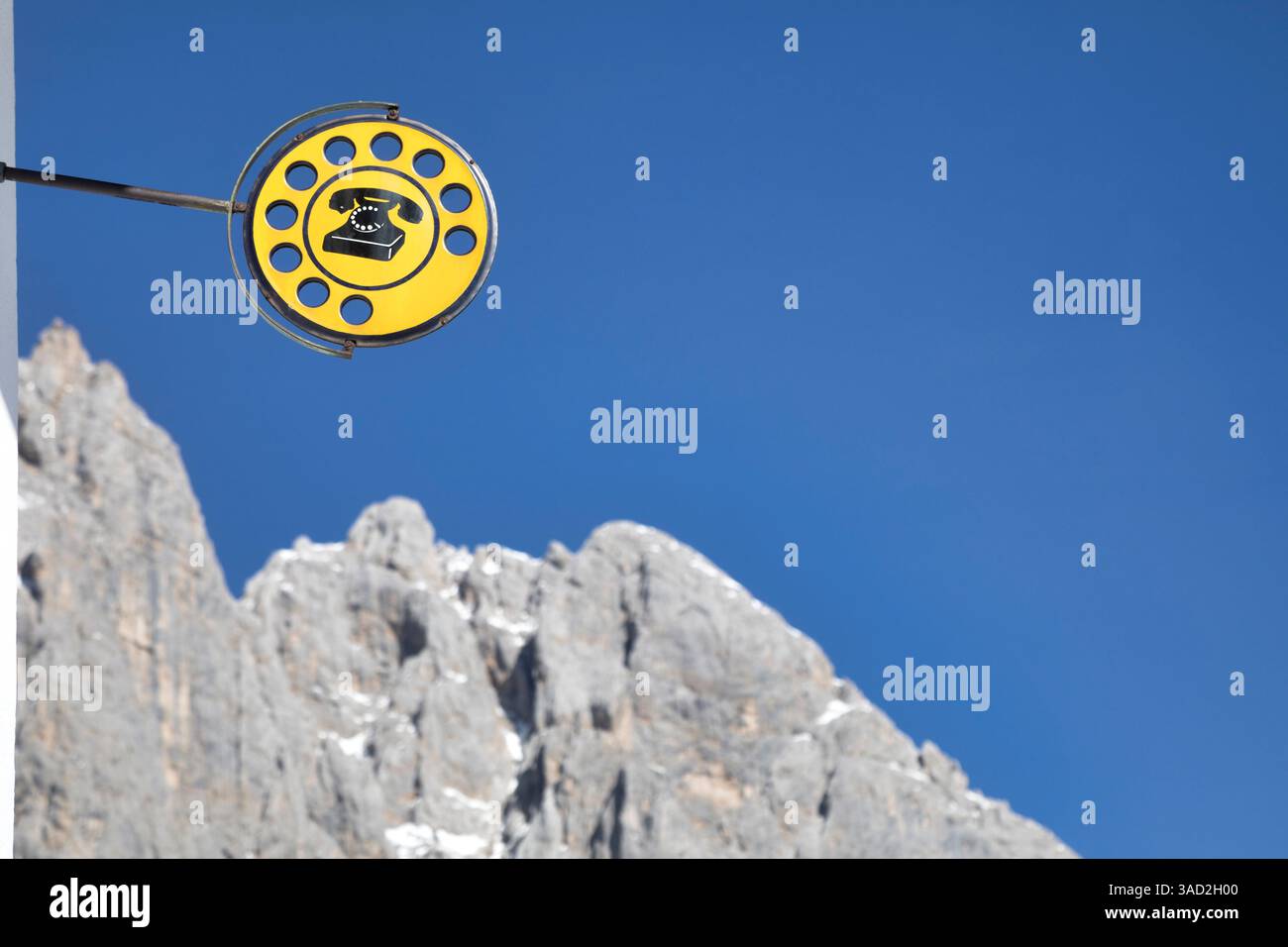 Altes öffentliches Telefonschild an der Außenwand der Schutzhütte Scarpa/Gurekian, Dolomiti Agordine, Monte Agner, Provinz Belluno, Veneto, Italien Stockfoto