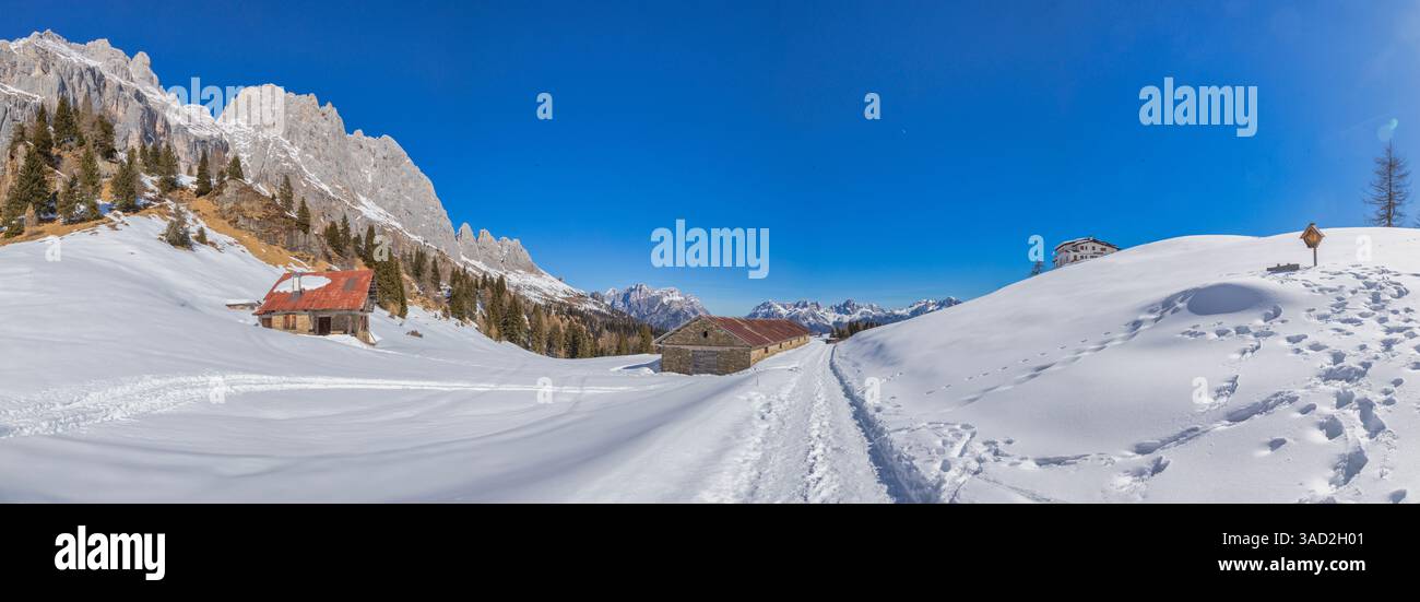 Panorama auf der Losch alm mit den Strukturen der alten alm und der Scarpa/Gurekian Hütte, Agordino Dolomiten, Gemeinde Voltago Agordino, Provinz Belluno, Veneto, Italien Stockfoto