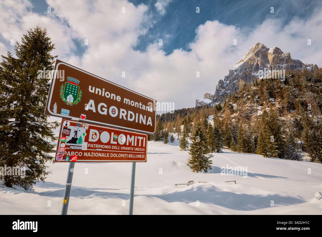 Städtisches Grenzschild mit UNESCO-Weltkulturerbe-Logo, markiert den Eingang zu den Dolomiten, einem geschützten kulturellen und natürlichen Wahrzeichen, Provinz Belluno, Venetien, Italien Stockfoto