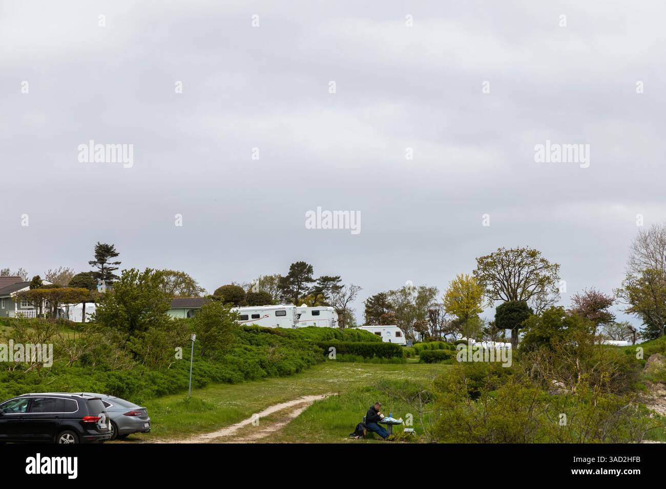 Campingplatz in malerischer Natur an einem bewölkten Tag. Bornholm, Dänemark - 10. Juli 2024 Stockfoto