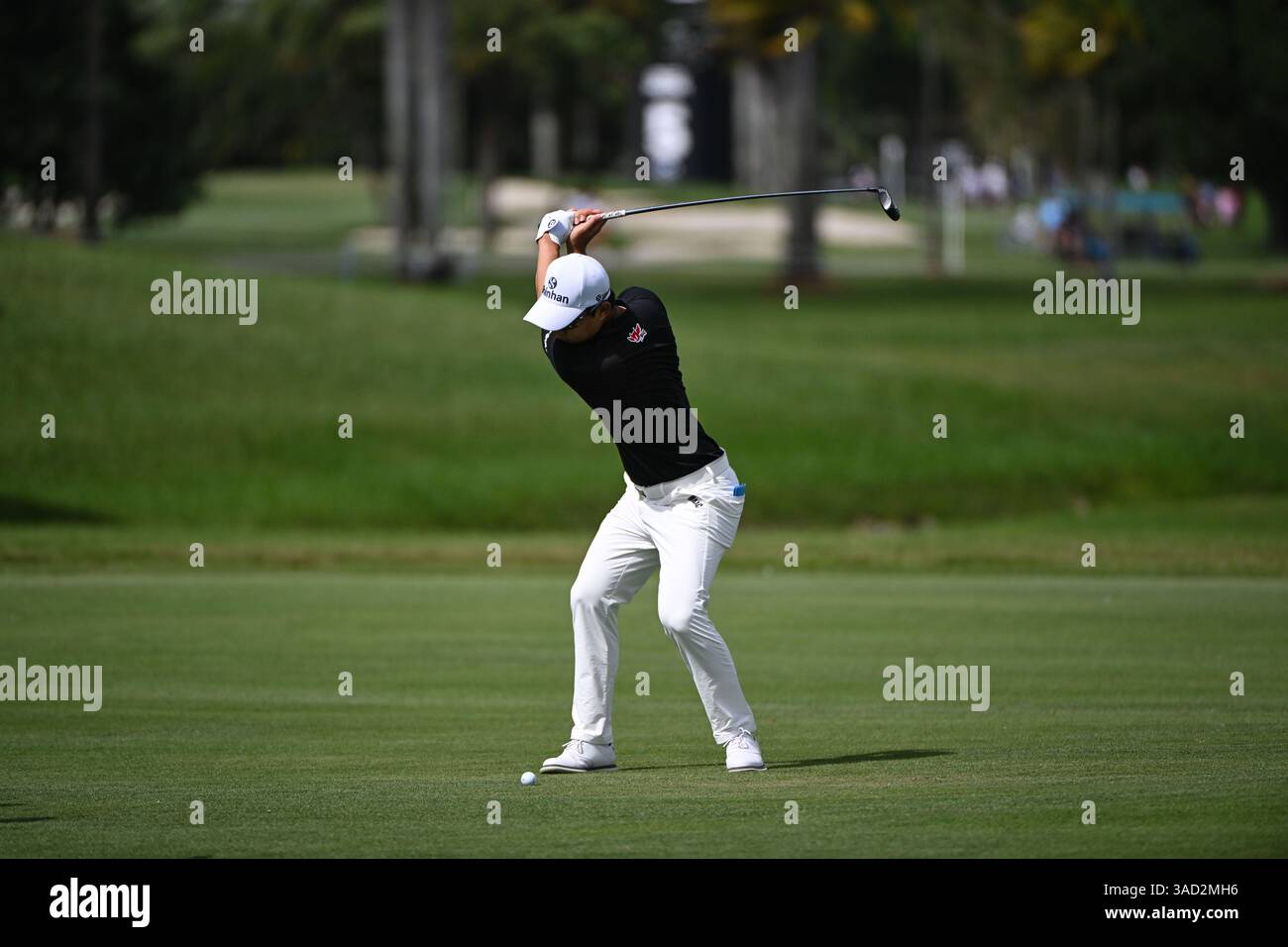 Doral, USA. April 2025. Jinichiro Kozuma von The Iron Heads GC schwingt am 1. Tag des LIV Golf Invitational 2025 - Miami auf dem Trump National Golf Course am 4. April 2025 in Doral, Florida. (Foto: JC Ruiz/SIPA USA) Credit: SIPA USA/Alamy Live News Stockfoto