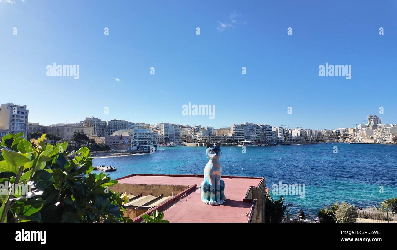Im Dorf Malta, Eine riesige Katzenstatue auf dem Kalksteingebäude, Balluta Bay. Hochwertige Fotos Stockfoto