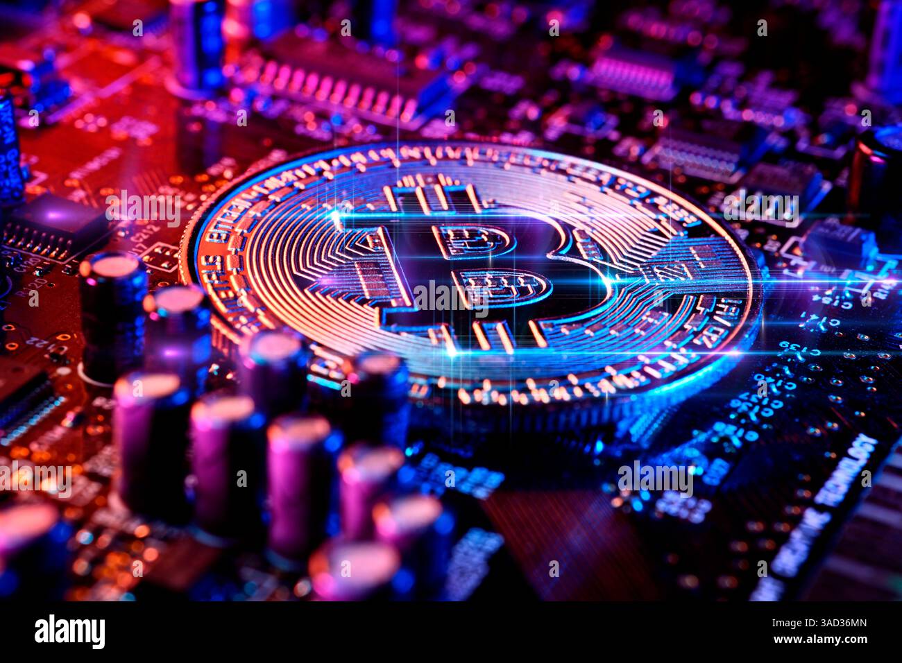 Bitcoin-Münze auf einer Computerplatine, Fotomontage Stockfoto
