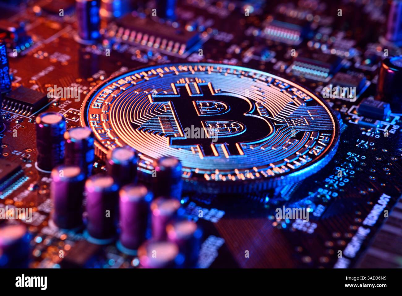 Bitcoin-Münze auf einer Computerplatine Stockfoto