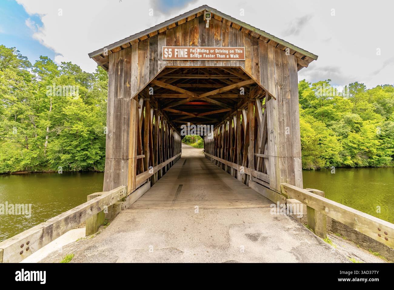 Die Fallasburg Covered Bridge, eine historische Holzbrücke in Lowell, Michigan, ist weiterhin für den Autoverkehr geöffnet. Nur 30 Minuten von Grand Rapids, Stockfoto