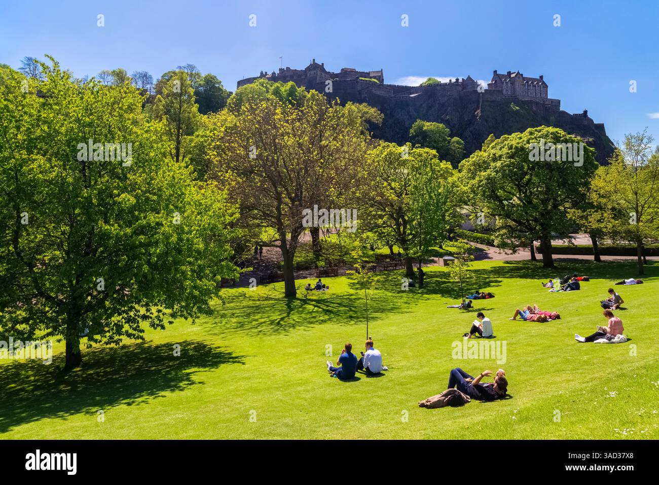 Blick auf das Schloss Edinburgh von den Princes Street Gardens im Frühling. Edinburgh, Schottland, Vereinigtes Königreich, Europa. Stockfoto