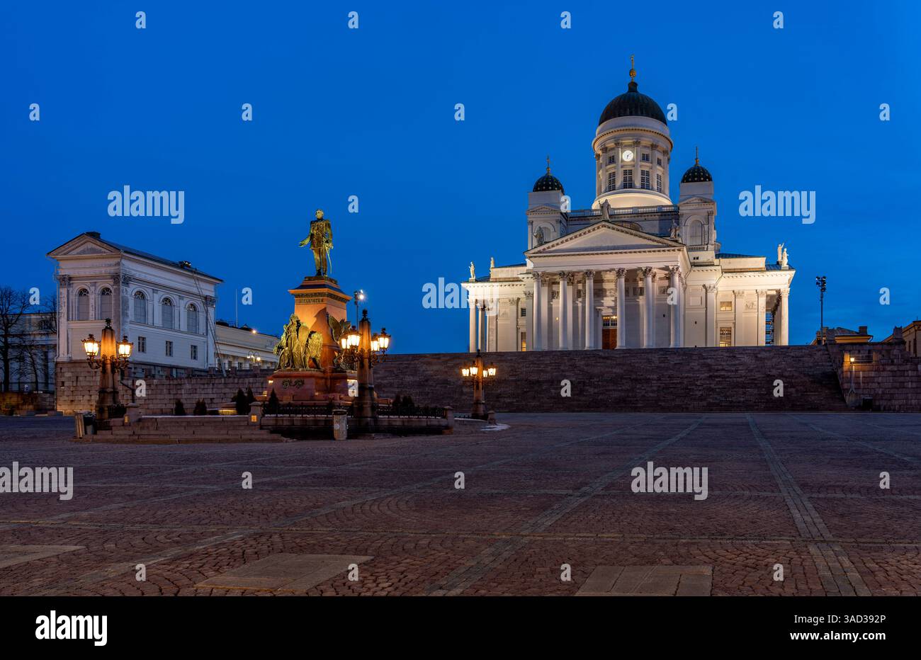 Die Kathedrale von Helsinki ist eine protestantische Kirche auf dem zentralen Senatsplatz und das berühmteste Wahrzeichen der Stadt. Der klassizistische Sakralbau wurde nach Plänen von Carl Ludwig Engel (+1840) errichtet. Die monumentale Treppe wurde gegen seinen Willen errichtet. Ernst Bernhard Lohrmann vollendete die Kreuzkuppelkirche 1852. Stockfoto
