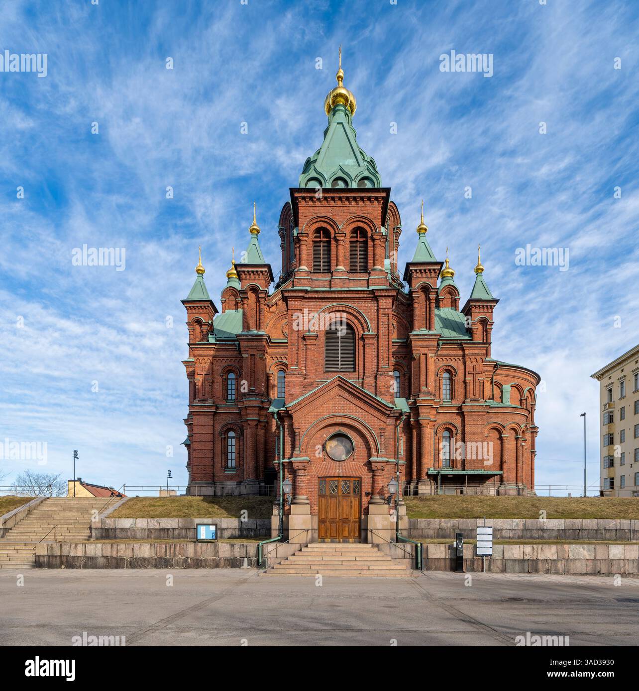 Helsinki, die Uspenski-Kathedrale (Kathedrale der Himmelfahrt), ist die größte orthodoxe Kirche in Westeuropa, erbaut auf einem Felsen am westlichen Ende der Halbinsel Katajanokka im Zentrum von Helsinki vom Architekten Alexej Gornostajew im russisch-byzantinischen Stil (1868). Stockfoto