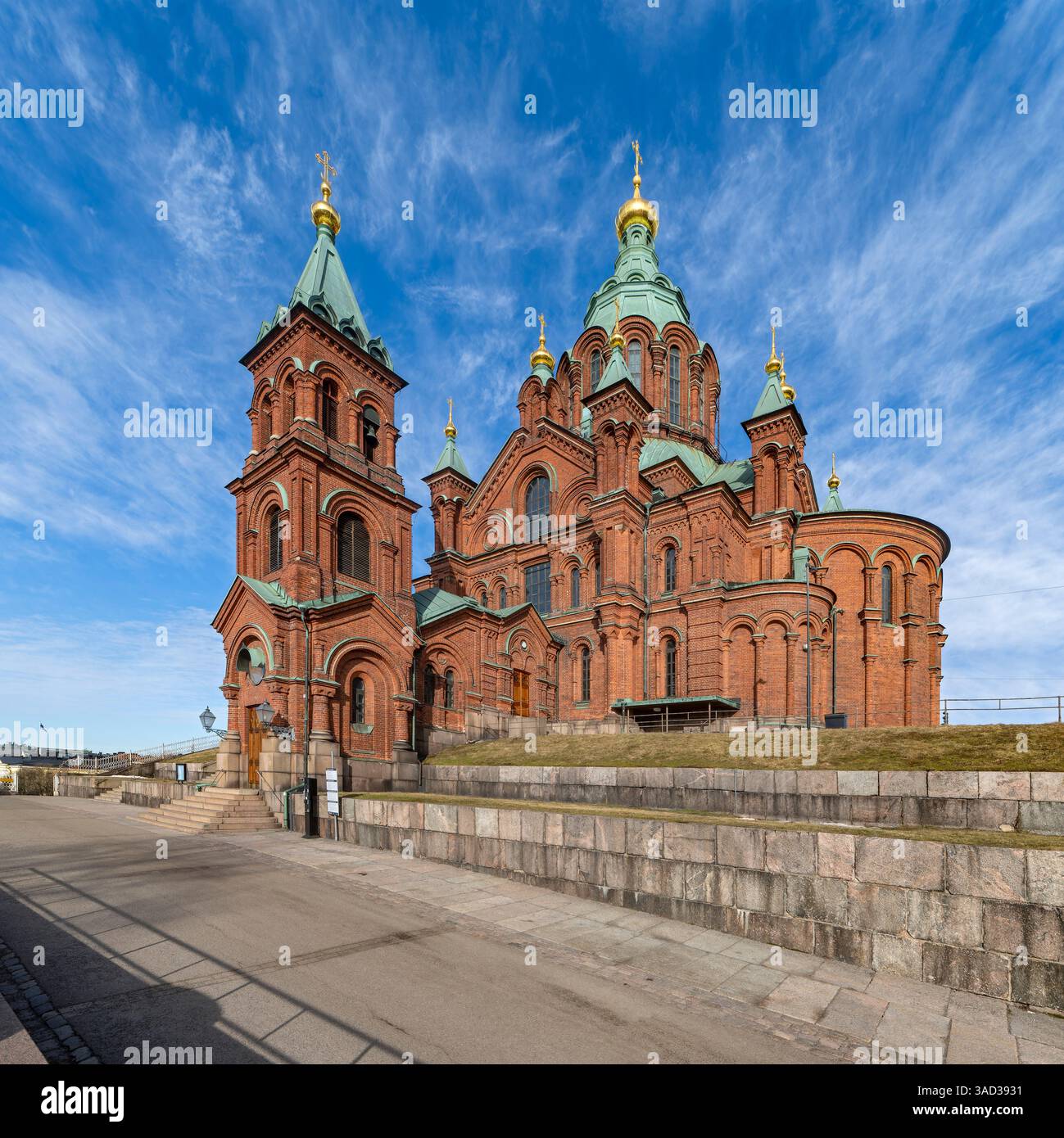 Helsinki, die Uspenski-Kathedrale (Kathedrale der Himmelfahrt), ist die größte orthodoxe Kirche in Westeuropa, erbaut auf einem Felsen am westlichen Ende der Halbinsel Katajanokka im Zentrum von Helsinki vom Architekten Alexej Gornostajew im russisch-byzantinischen Stil (1868). Stockfoto