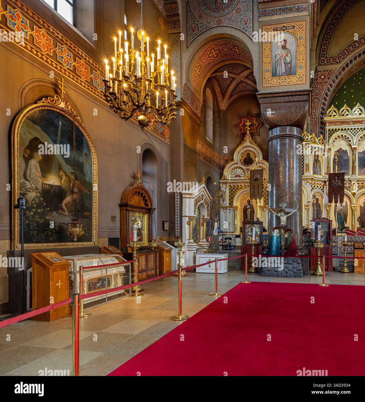 Helsinki, die Uspenski-Kathedrale (Kathedrale der Himmelfahrt) ist die größte orthodoxe Kirche in Westeuropa, erbaut auf einem Felsen am westlichen Ende der Halbinsel Katajanokka im Zentrum von Helsinki vom Architekten Alexei Gornostajew im russisch-byzantinischen Stil (1868), die Hauptkuppel wird von vier massiven Granitsäulen gestützt. Sie dominieren das reich dekorierte Interieur. Eines der Symbole auf dem Display soll Wunder bewirken. Stockfoto