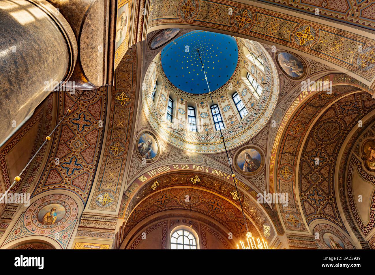 Helsinki, die Uspenski-Kathedrale (Kathedrale der Himmelfahrt), ist die größte orthodoxe Kirche in Westeuropa, erbaut auf einem Felsen am westlichen Ende der Halbinsel Katajanokka im Zentrum von Helsinki vom Architekten Alexej Gornostajew im russisch-byzantinischen Stil (1868). Stockfoto