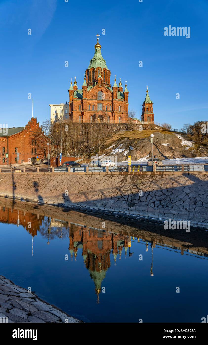 Helsinki, die Uspenski-Kathedrale (Kathedrale der Himmelfahrt), ist die größte orthodoxe Kirche in Westeuropa, erbaut auf einem Felsen am westlichen Ende der Halbinsel Katajanokka im Zentrum von Helsinki vom Architekten Alexej Gornostajew im russisch-byzantinischen Stil (1868). Stockfoto