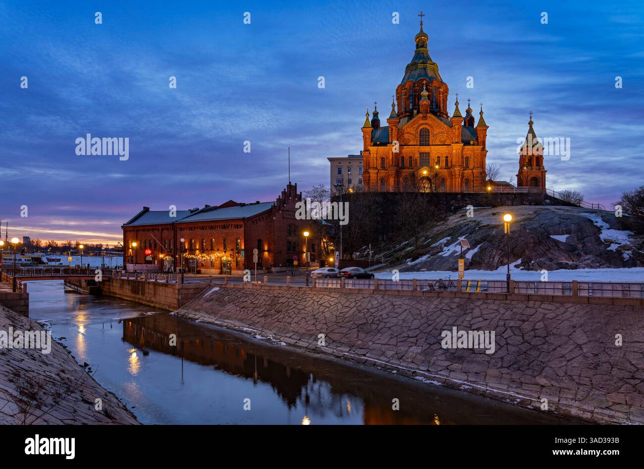 Helsinki, die Uspenski-Kathedrale (Kathedrale der Himmelfahrt), ist die größte orthodoxe Kirche in Westeuropa, erbaut auf einem Felsen am westlichen Ende der Halbinsel Katajanokka im Zentrum von Helsinki vom Architekten Alexej Gornostajew im russisch-byzantinischen Stil (1868). Stockfoto